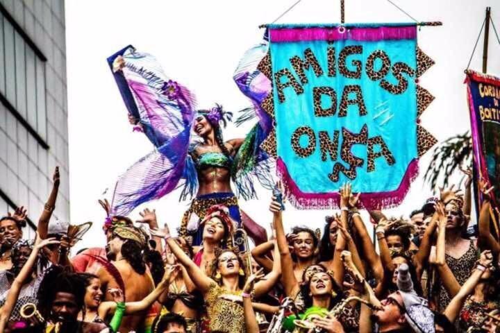 Apartamento De 2 Quartos, Com Piscina E Ha 10 Km De Copacabana *