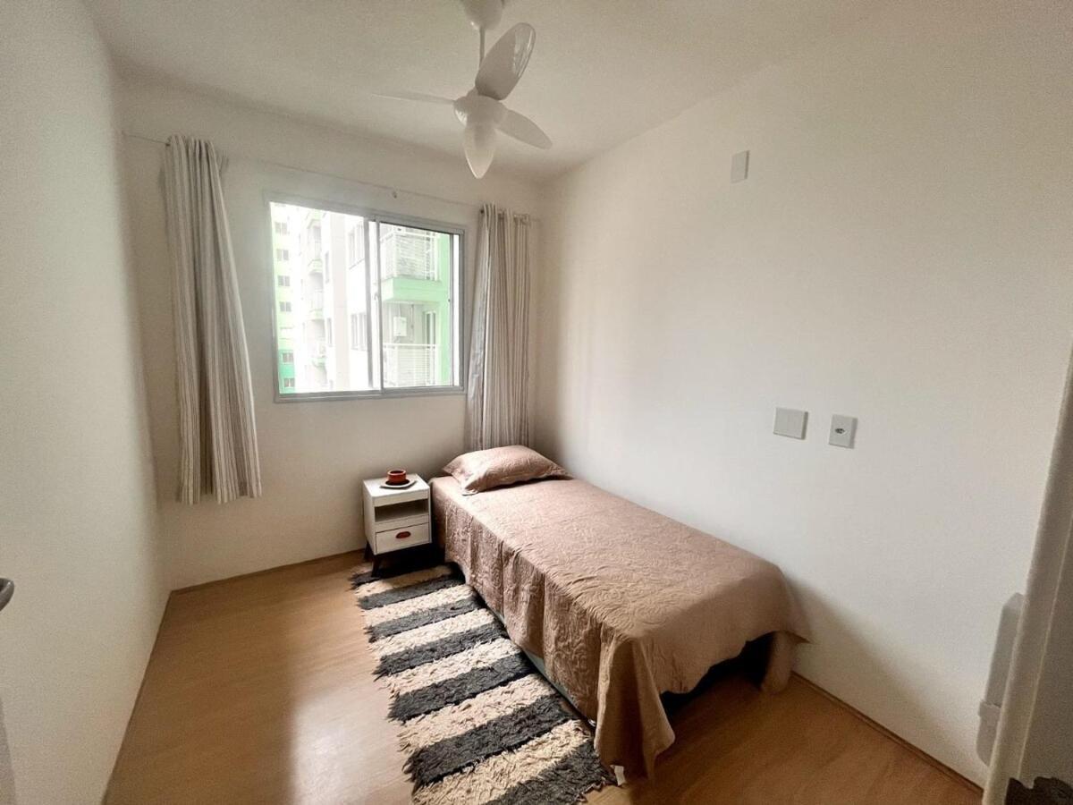 De 2 Quartos, Com Piscina E Ha 10 Km De Copacabana *