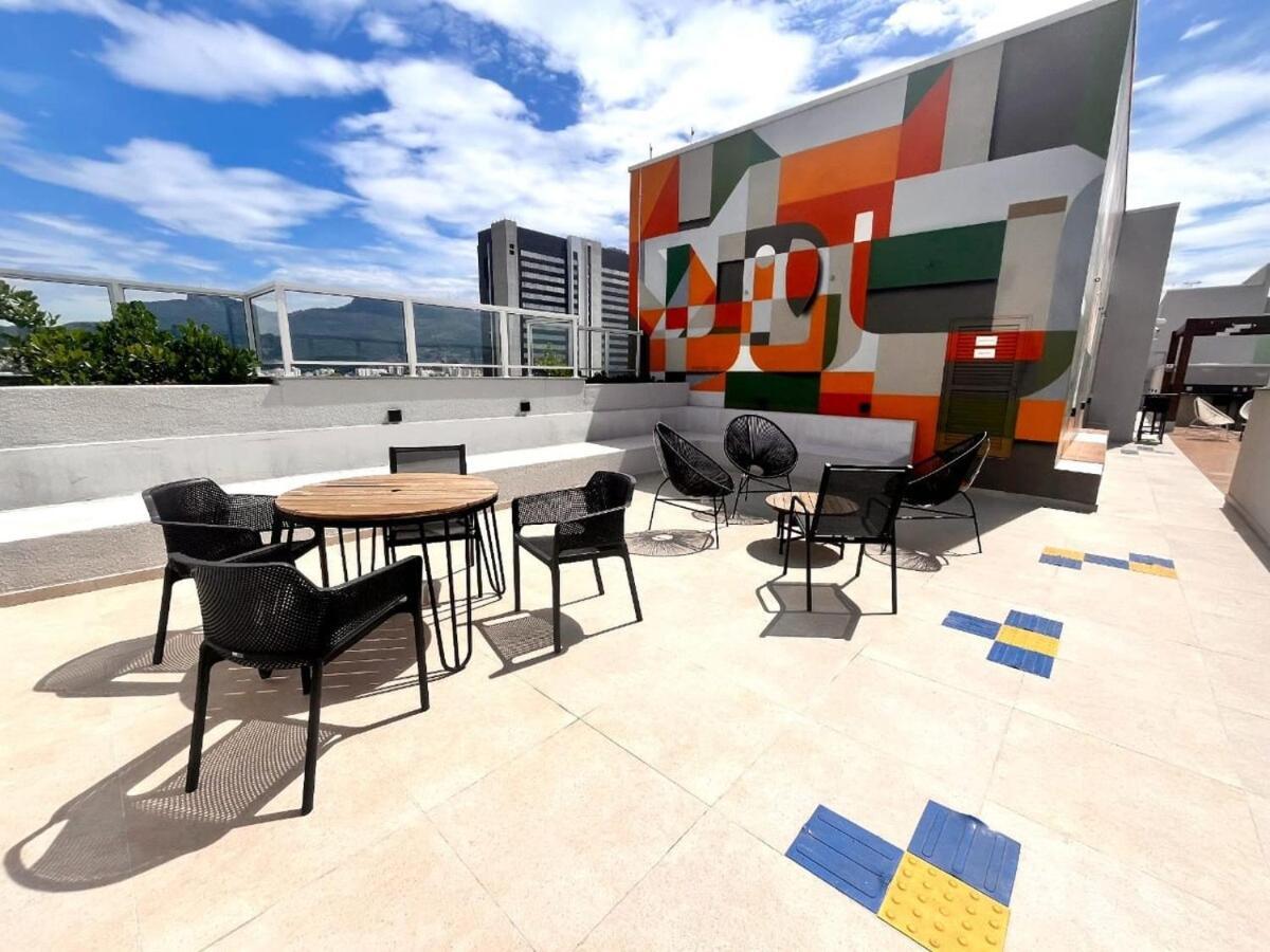 Apartamento De 2 Quartos, Com Piscina E Ha 10 Km De Copacabana *