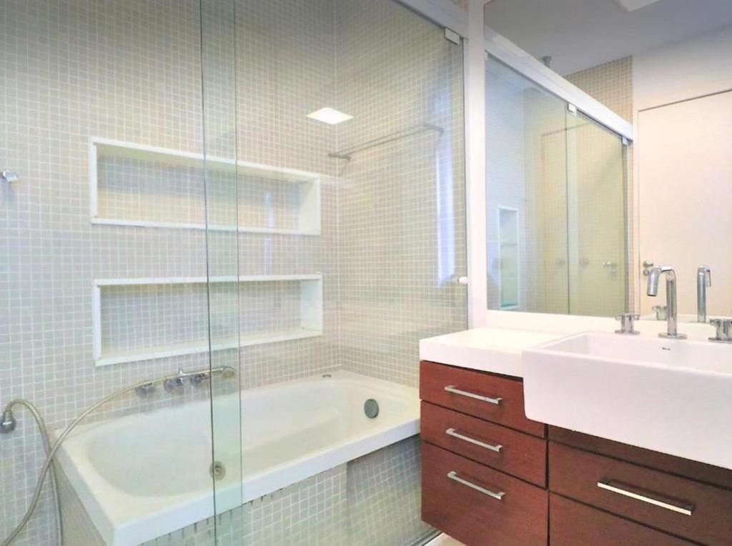 Apartamento Design 2 Quartos Com Jacuzzi No Leblon/ipanema *