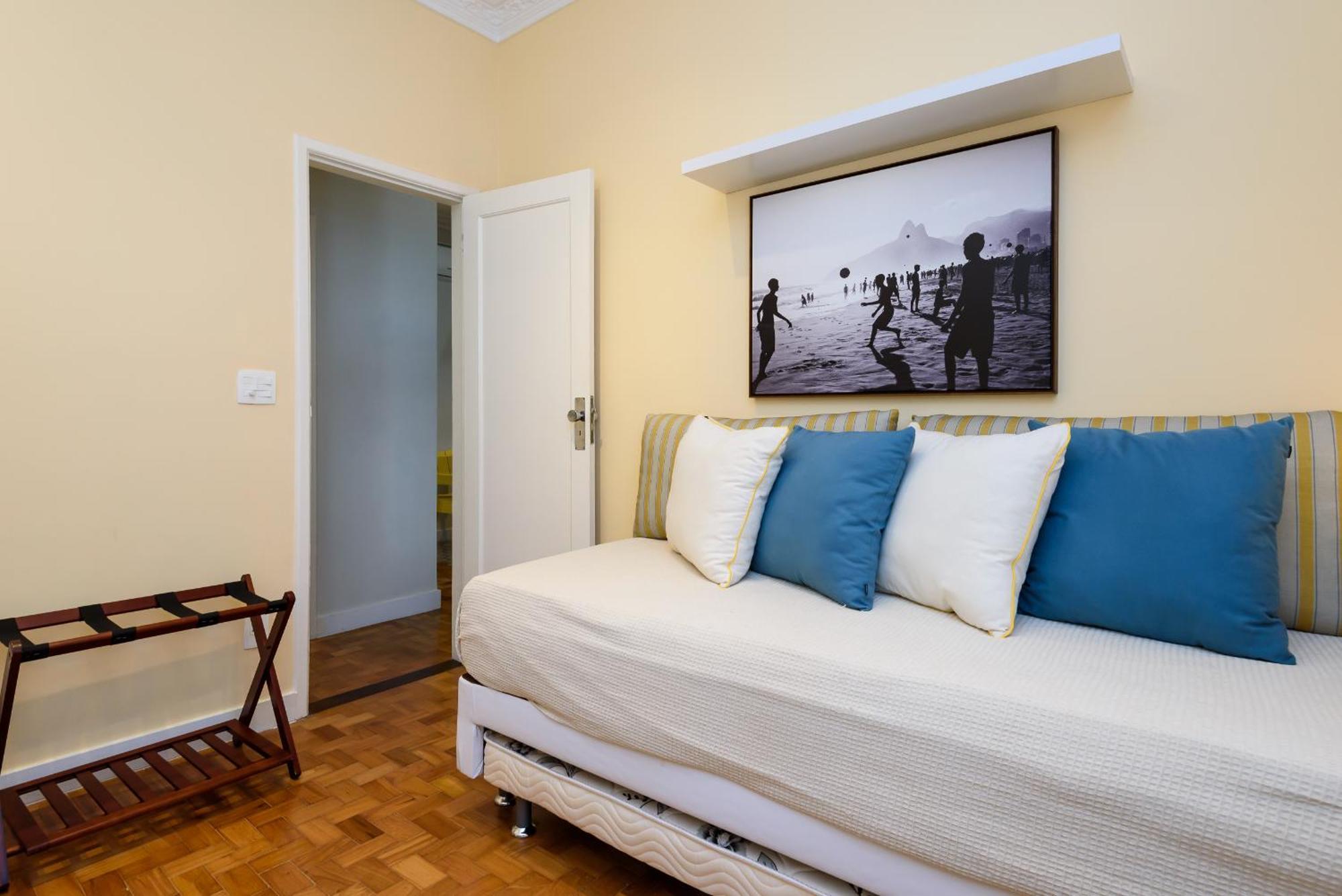 Apartamento Leblon, Muito Aconchegante Na Jose Linhares - Besthostrio