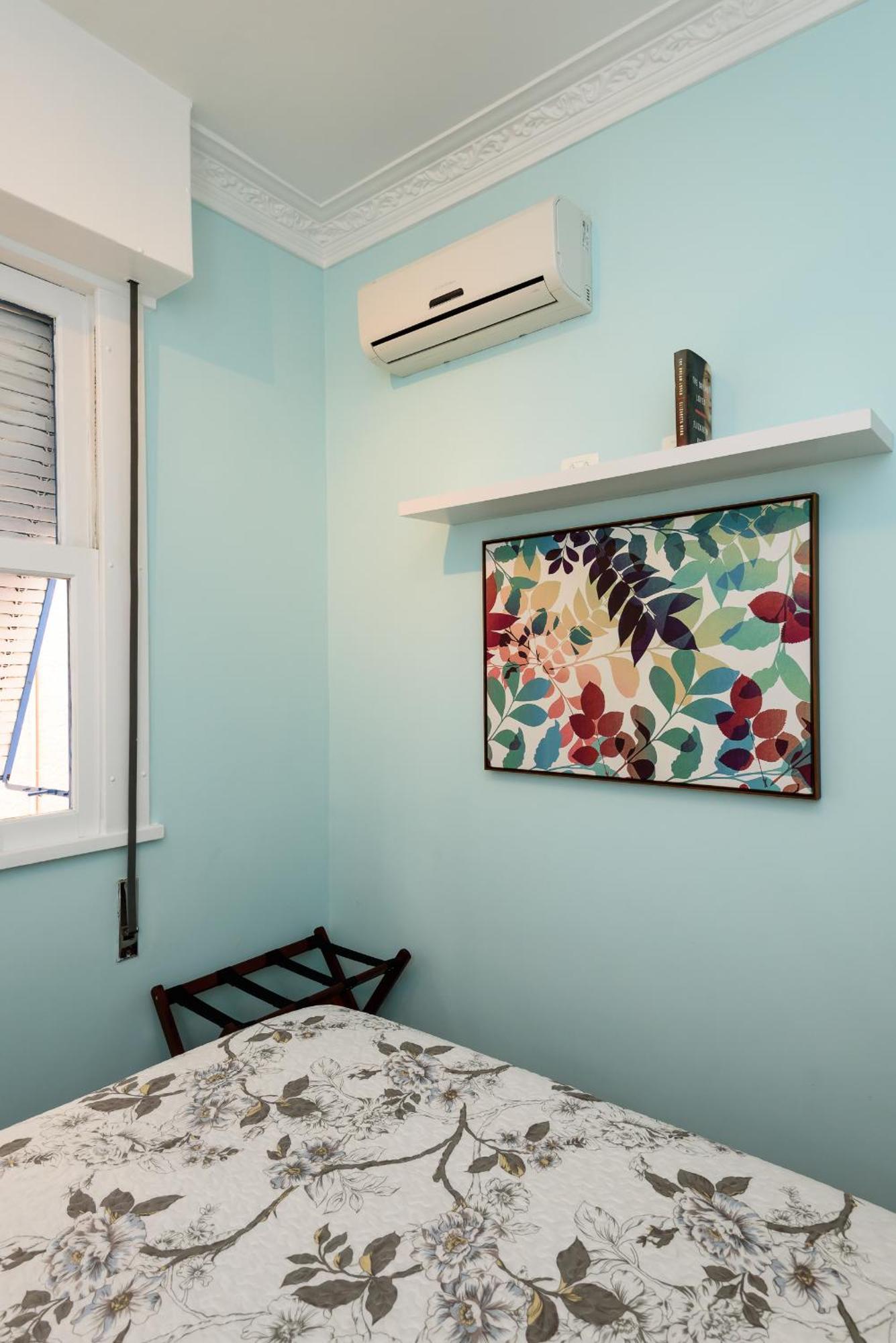 Apartamento Leblon, Muito Aconchegante Na Jose Linhares - Besthostrio