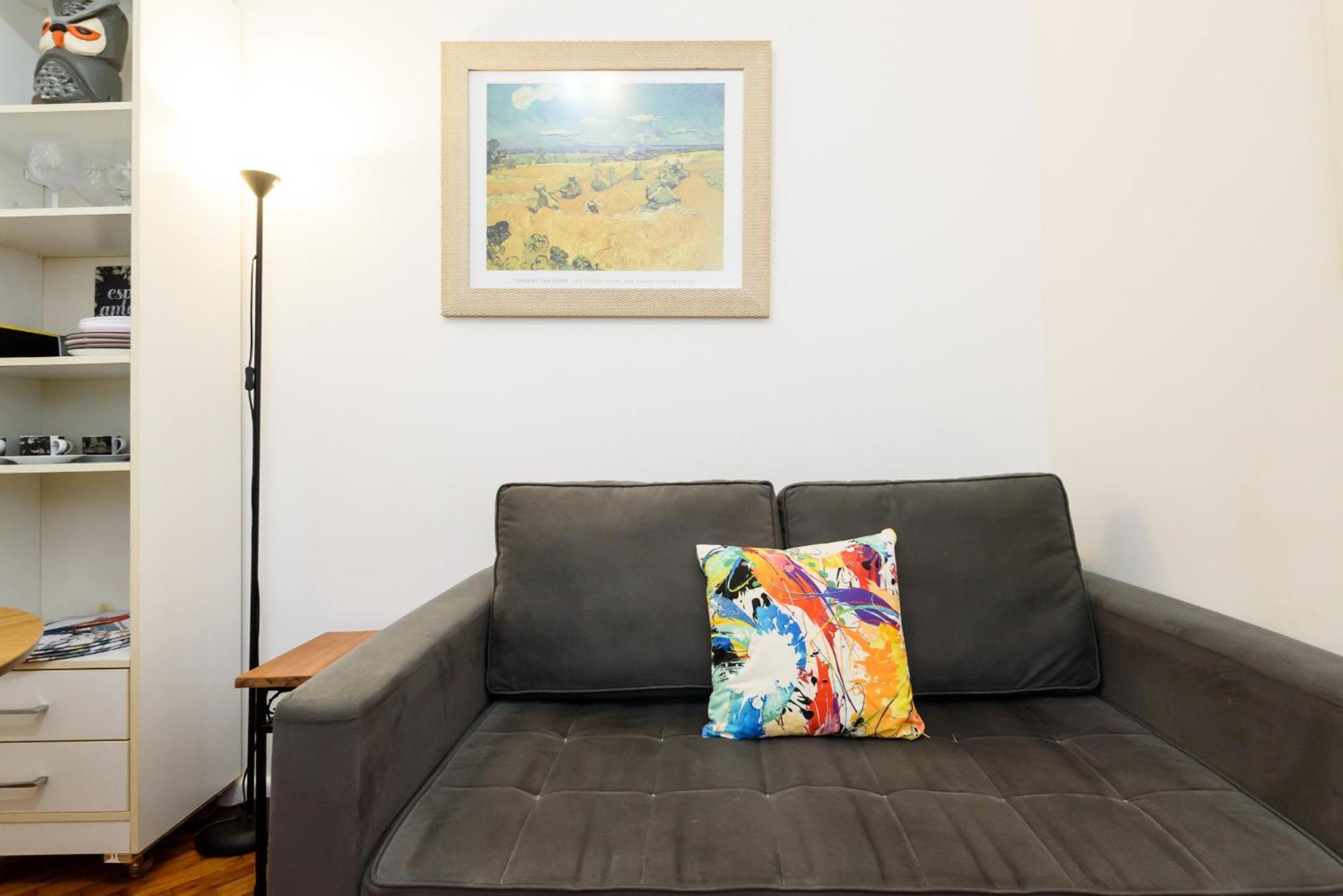 Apartamento Tranquilo, Na Quadra Da E Perto De - Besthostrio