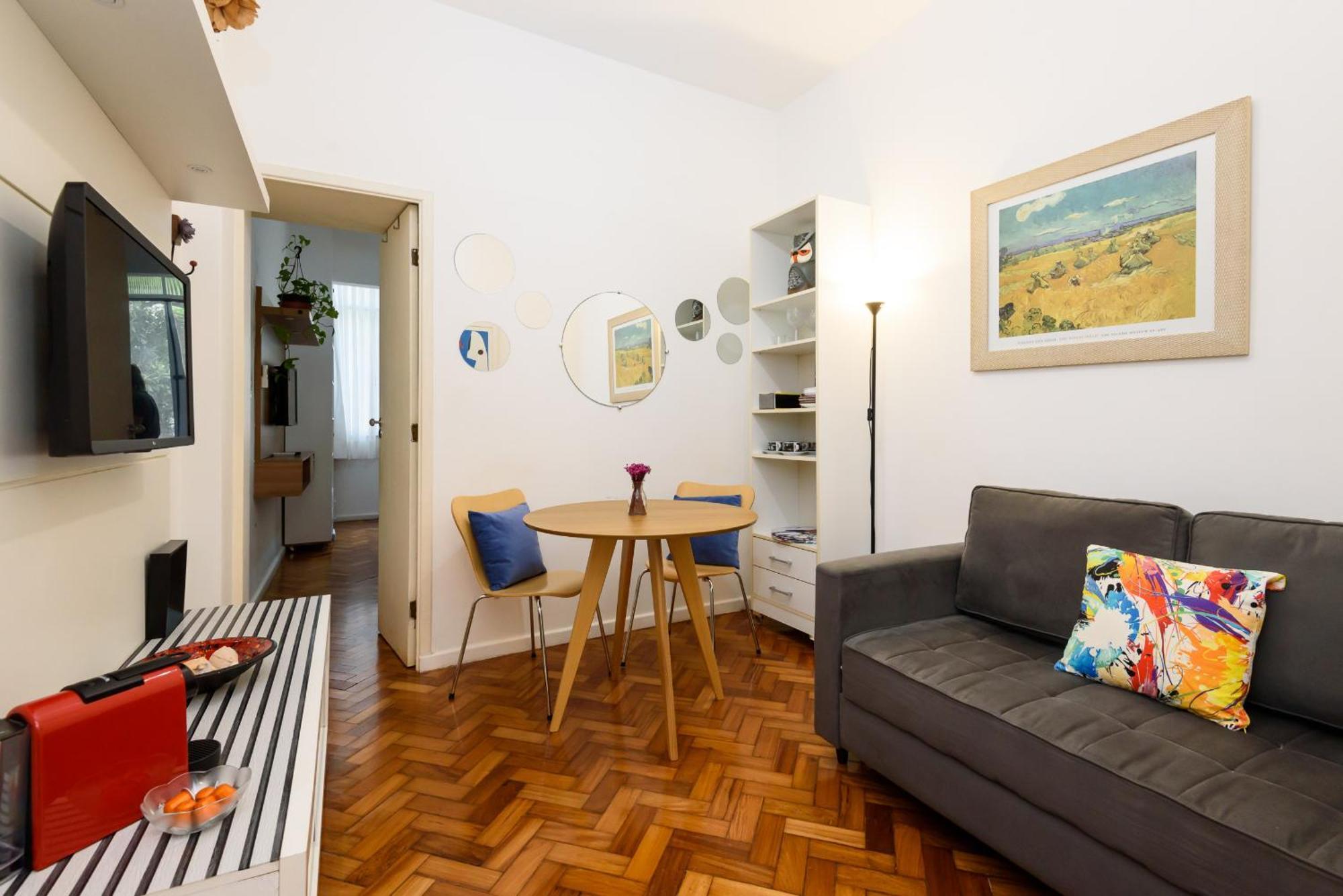 Apartamento Tranquilo, Na Quadra Da E Perto De - Besthostrio *