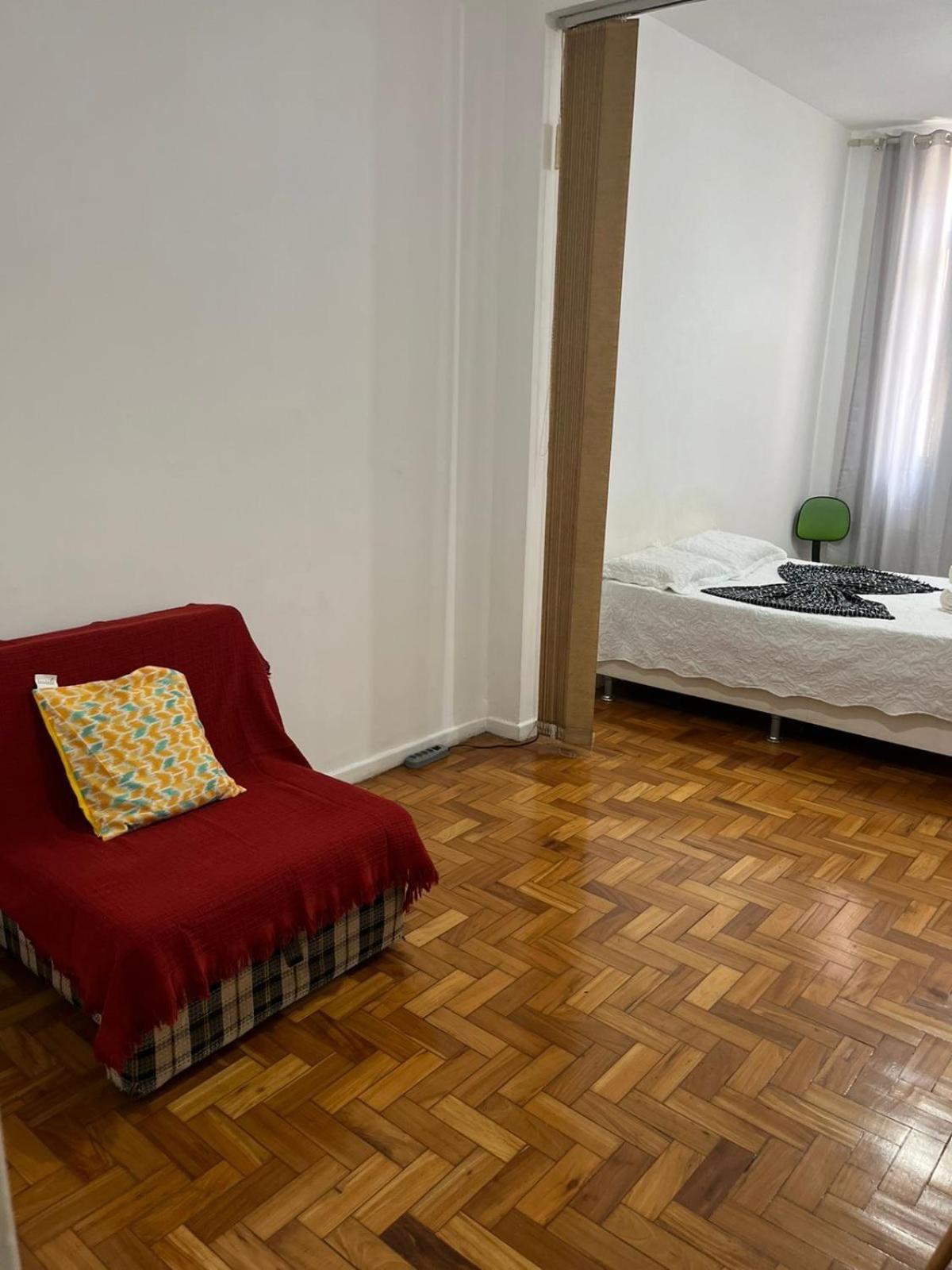 10 Um Casal Apartamento