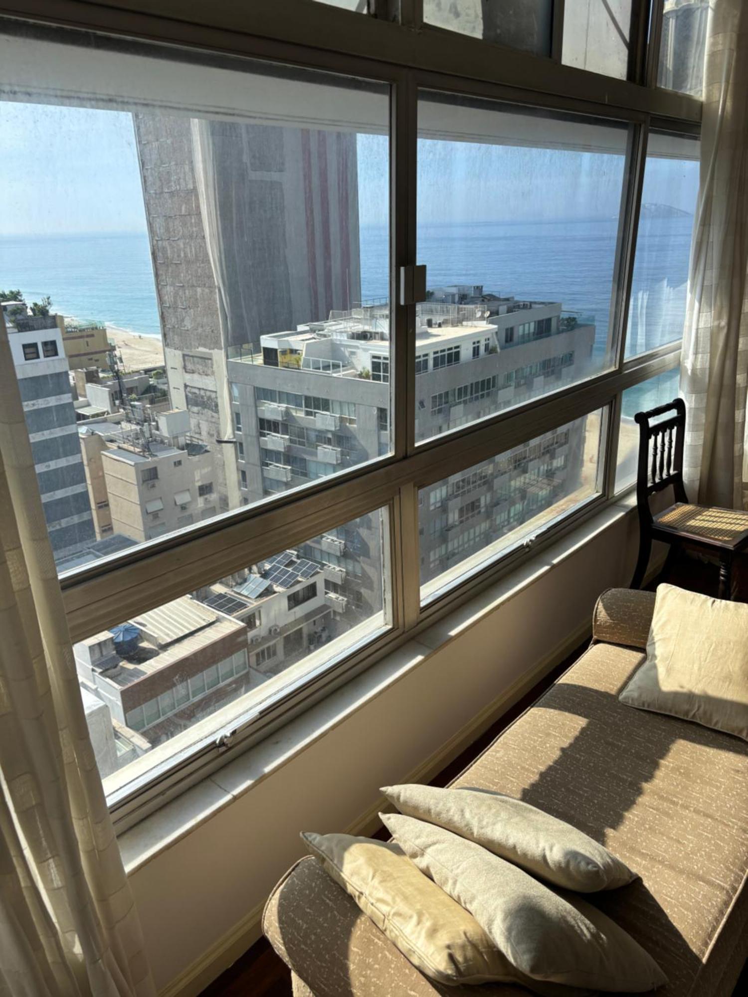 Spacious 4 Bedroom At Leblon With Sea View