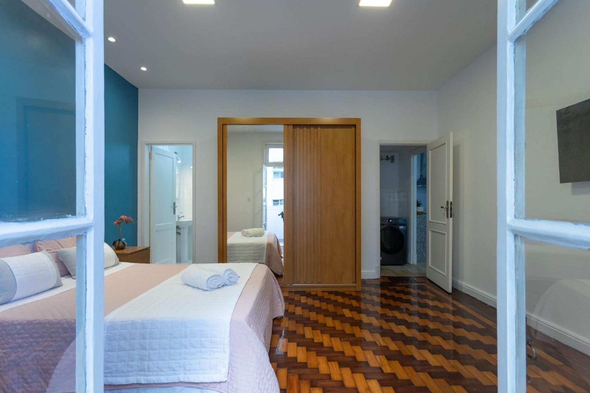 Em Copacabana Com Varanda 2 Quartos * Rio de Janeiro