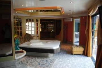 Snob Hotel