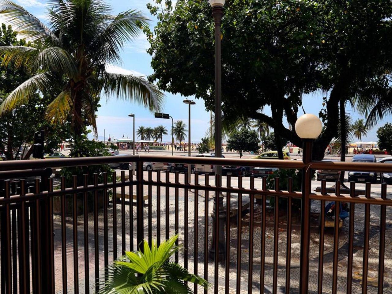 Na Avenida Atlantica De Frente A
