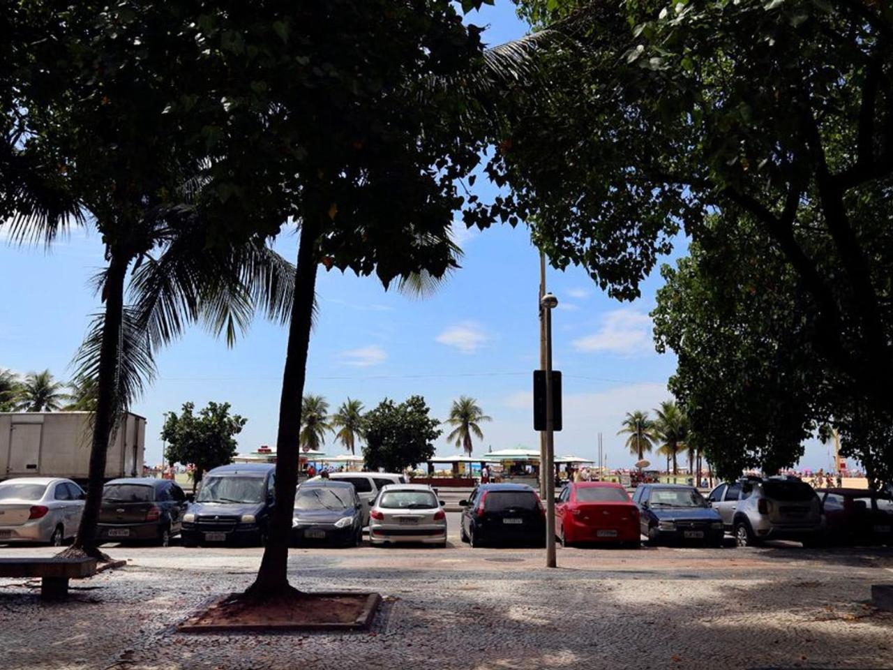 Na Avenida Atlantica De Frente A * Rio de Janeiro