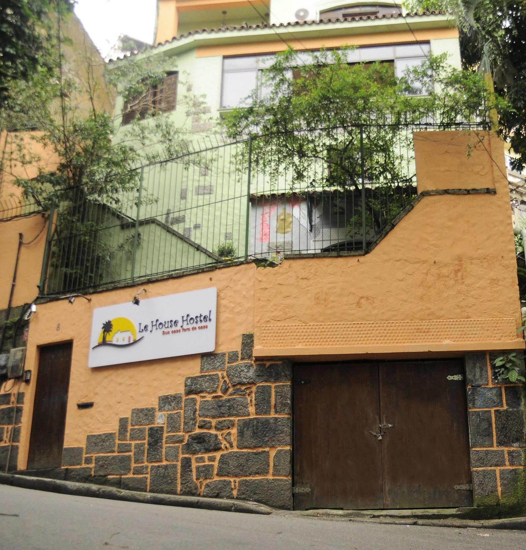Le House Hostel *