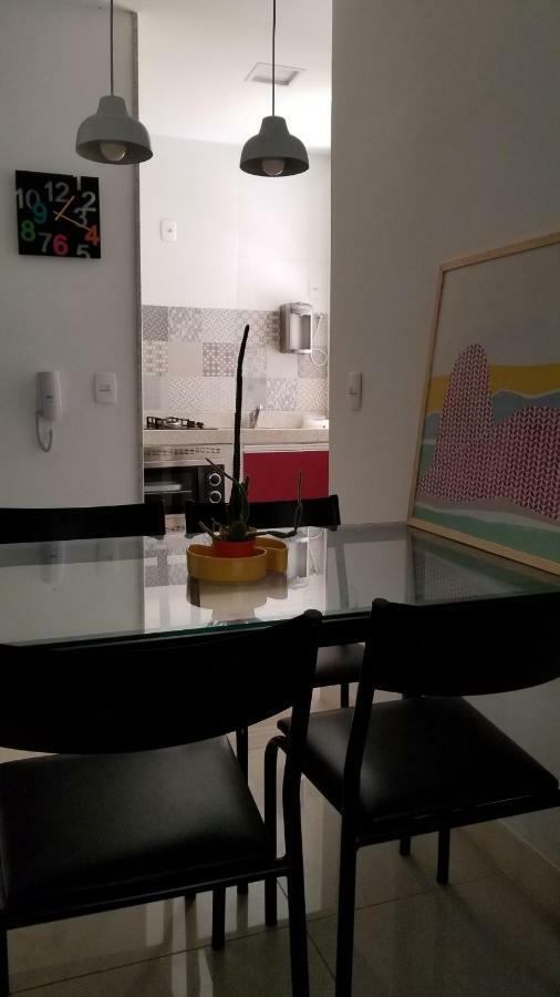 Em Copacabana - Rua Bolívar - 2 Quartos - Excelente Localização Apartamento *