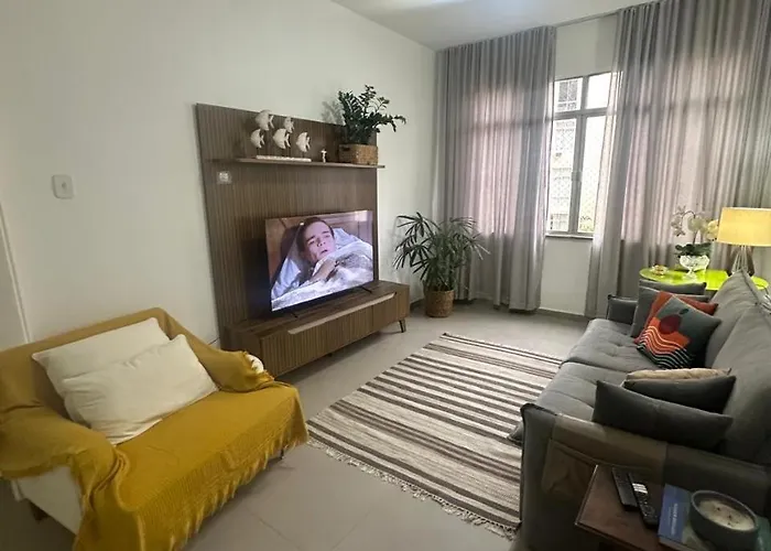 Espacoso Apartamento Reformado Em Copacabana
