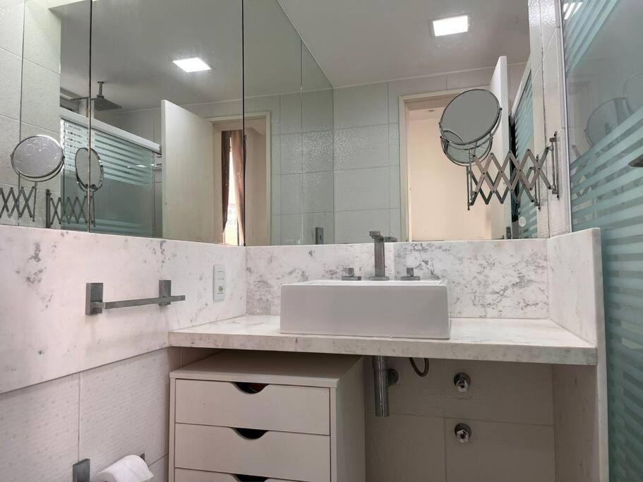Lindo De 3 Quartos, Uma Quadra Da Praia! Apartamento *
