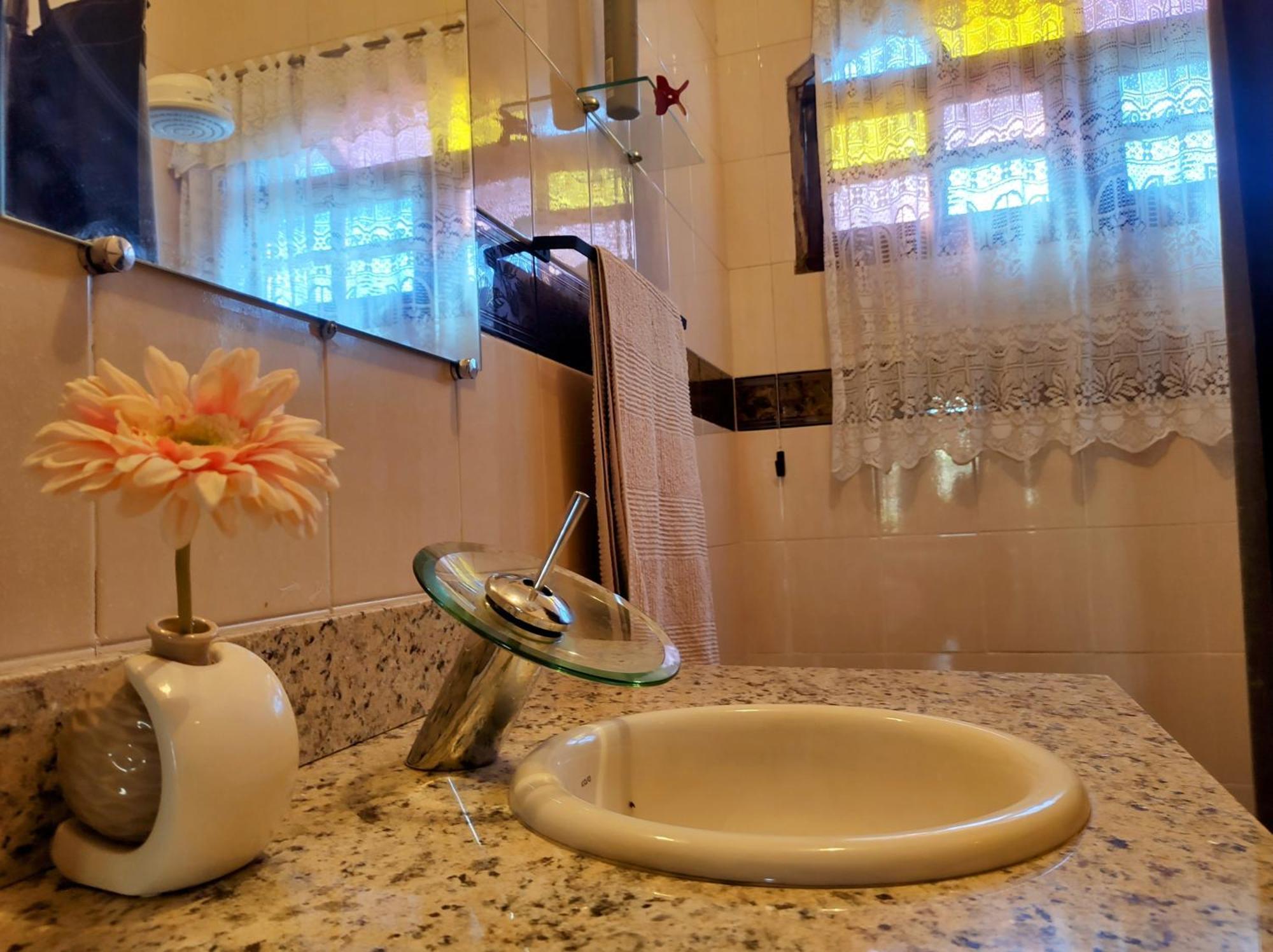 Quarto em Acomodações Particulares Casa Inteira Garagem E Internet Gratis Prox Recreio *