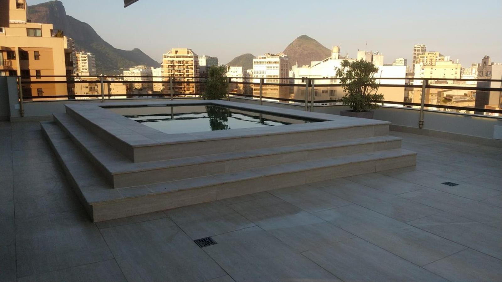 Leblon Inn: Beachside Flat With Daily Housekeeping And Gym * Rio de Janeiro