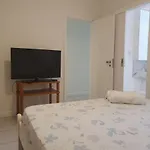 Apartamento 2 quartos com saída pra praia próximo de supermercados, bares e restaurantes