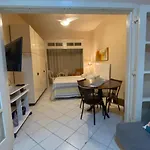 Meio De Copacabana, 200 Metros Da Praia, Posto 5
