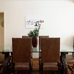 Omar do Rio - TN 239/301: Grande Apartamento p/ Até 10 pessoas, Internet 240mbps, Workstation, Smart TV, 100 metros do Metrô e 500metros da Praia de Copacabana