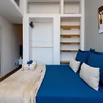 Omar do Rio: Completo Qto&Sala, Internet 250mbps, Smart TV, Canais a cabo e a 3 minutos andando da Praia de Copacabana (NSC 115/1403)