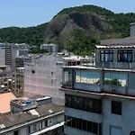 Omar do Rio: Completo Qto&Sala, Internet 250mbps, Smart TV, Canais a cabo e a 3 minutos andando da Praia de Copacabana (NSC 115/1403)