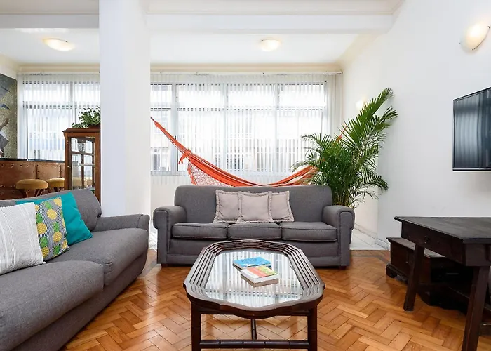 Omar do Rio - TN 239/301: Grande Apartamento p/ Até 10 pessoas, Internet 240mbps, Workstation, Smart TV, 100 metros do Metrô e 500metros da Praia de Copacabana
