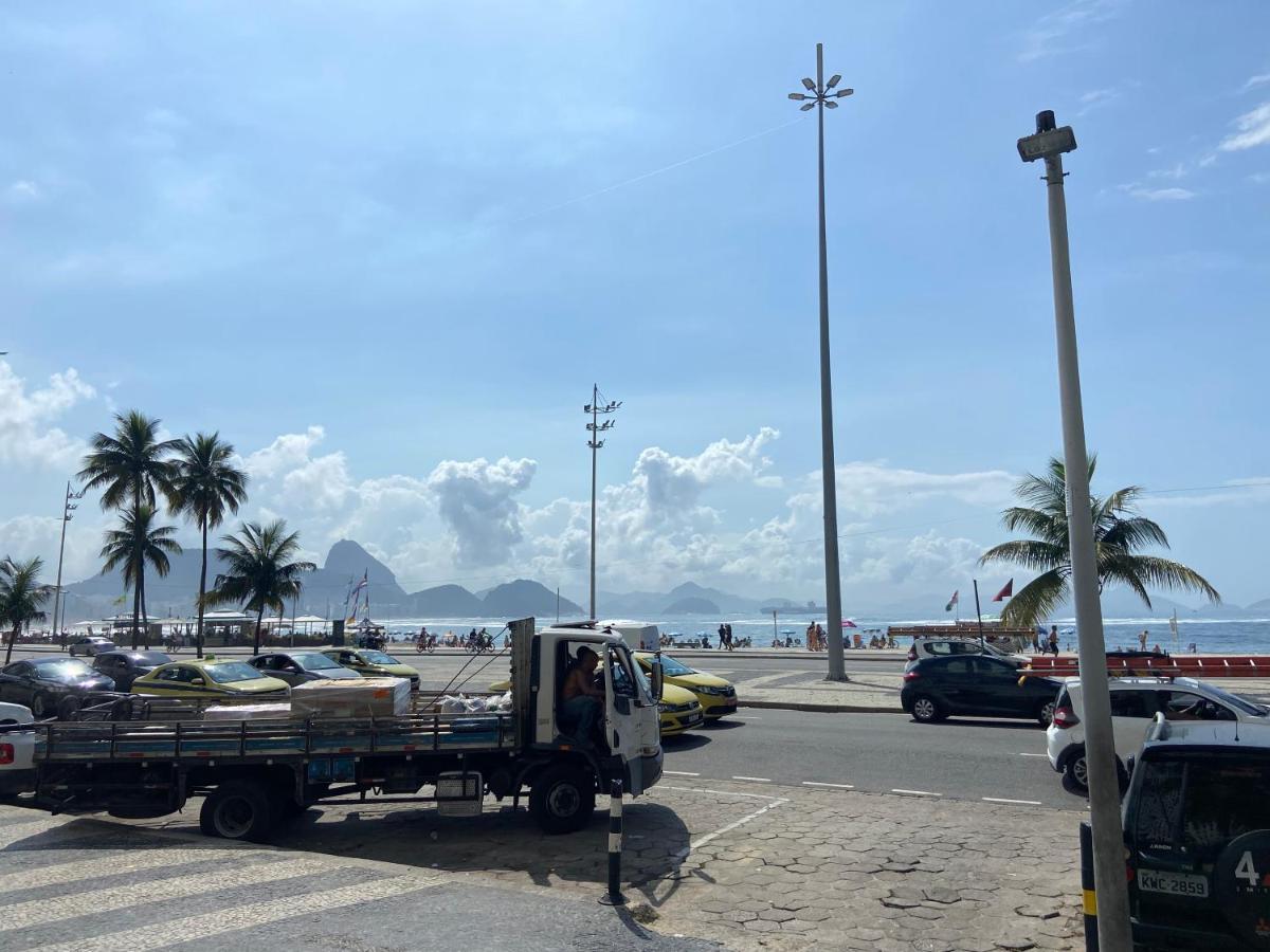 Apartamento Copacabana: Beachfront Access With Modern Amenities