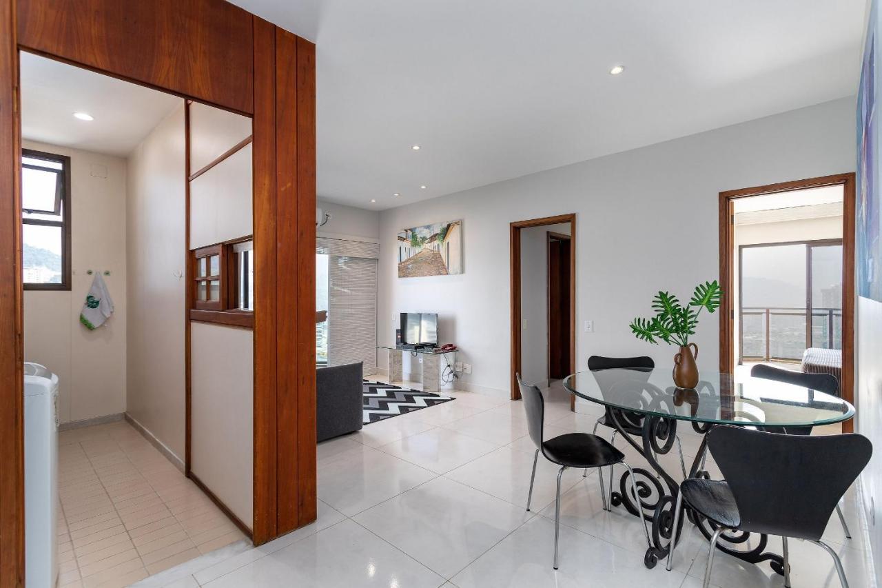 Leblon Beachfront Oasis: Ocean Views, Christ Statue Vista & Daily Housekeeping Rio de Janeiro