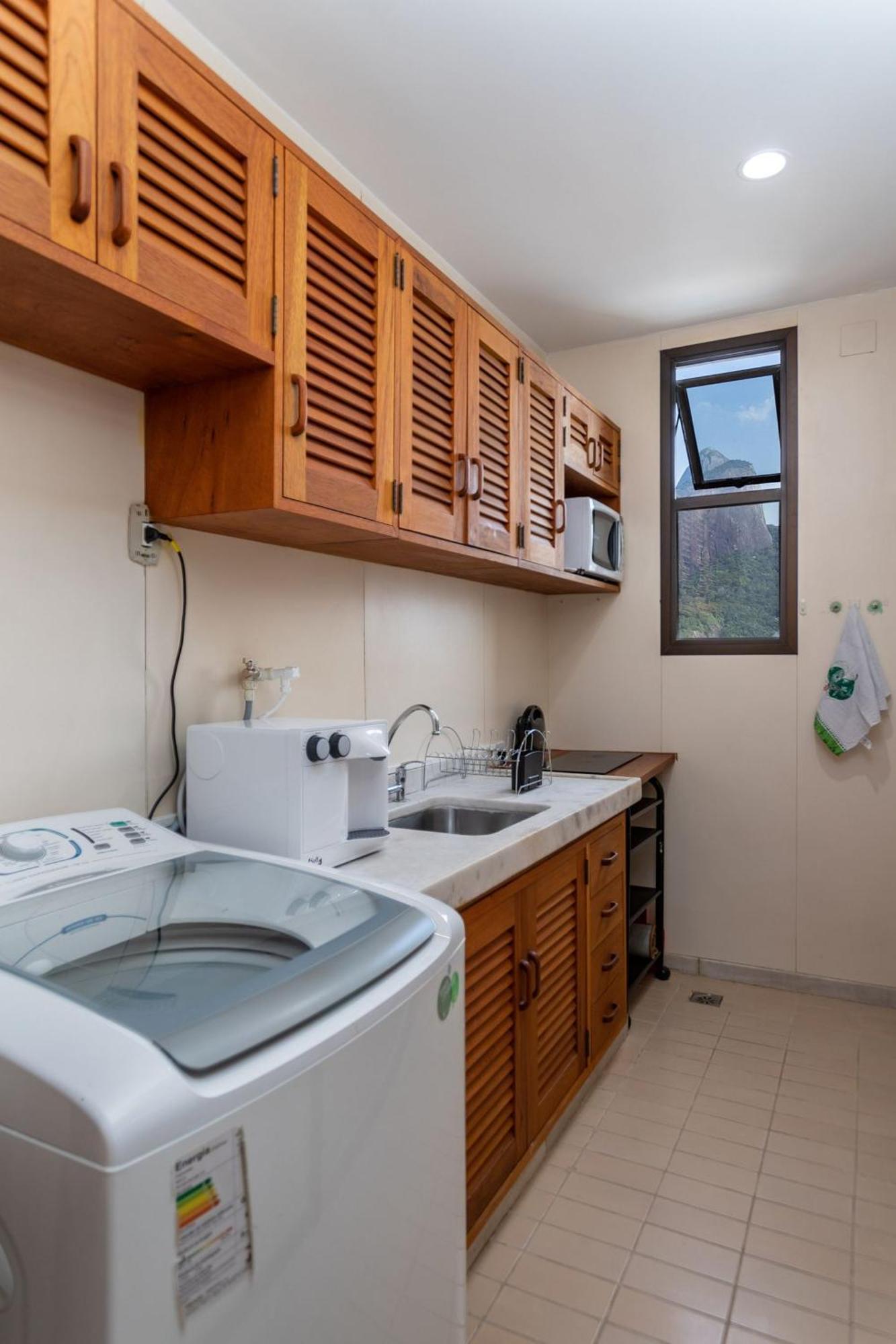 Leblon Beachfront Oasis: Ocean Views, Christ Statue Vista & Daily Housekeeping Rio de Janeiro