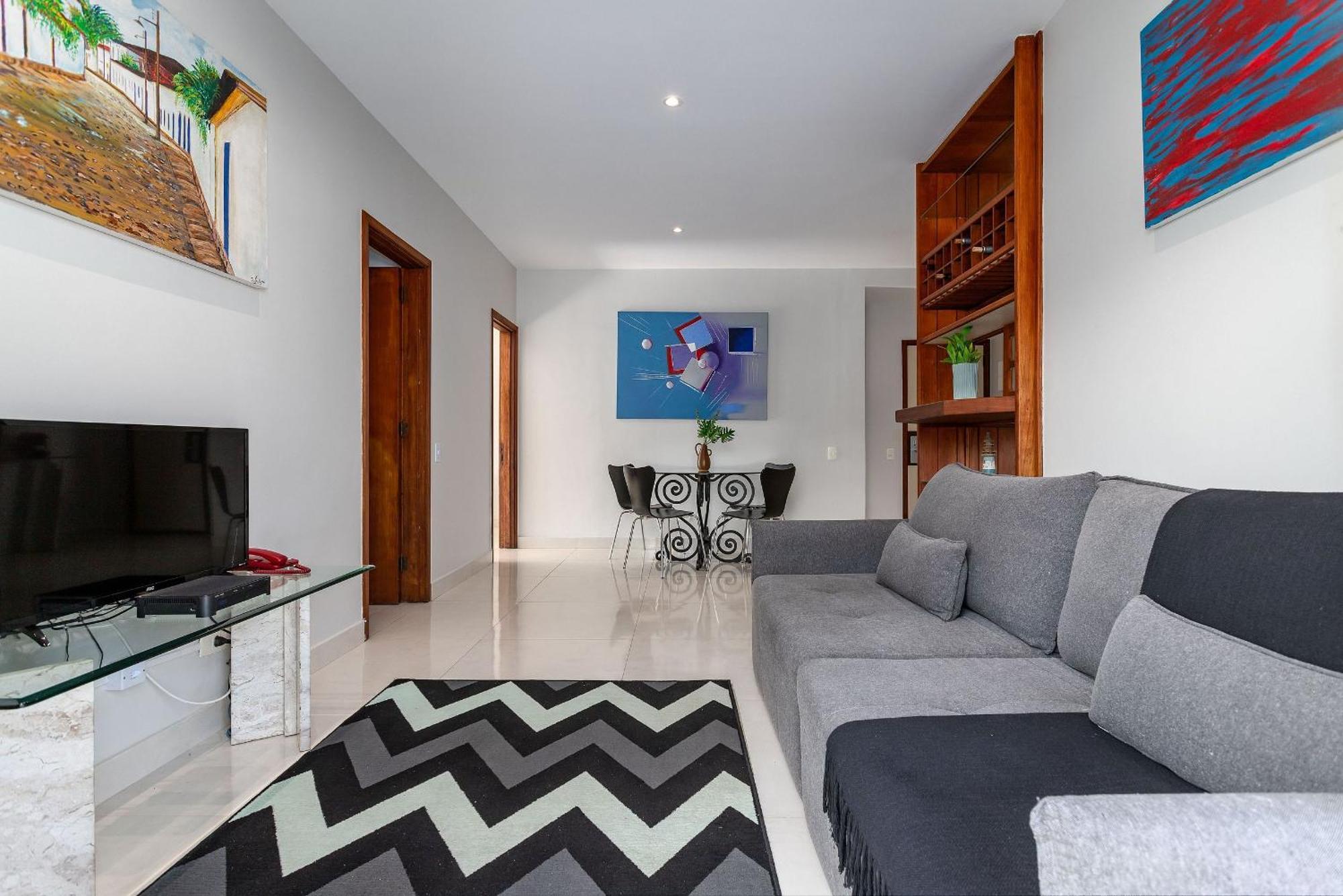 Leblon Beachfront Oasis: Ocean Views, Christ Statue Vista & Daily Housekeeping Apartment