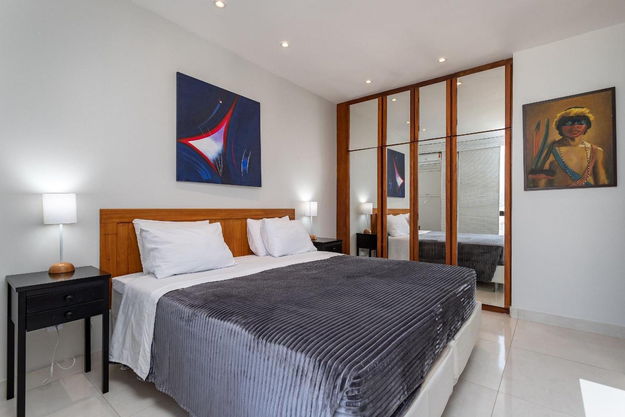 Apartment Leblon Beachfront Oasis: Ocean Views, Christ Statue Vista & Daily Housekeeping Rio de Janeiro