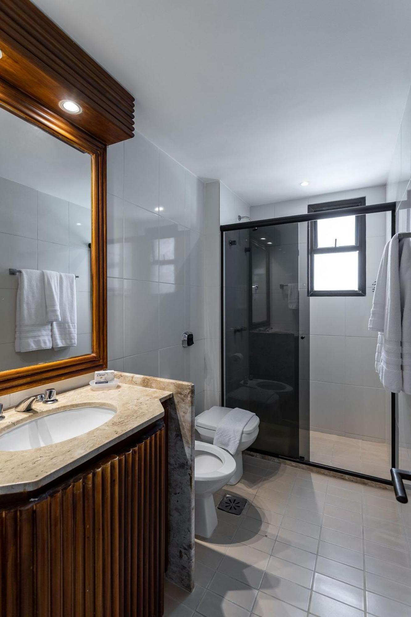 Leblon Beachfront Oasis: Ocean Views, Christ Statue Vista & Daily Housekeeping Apartment *