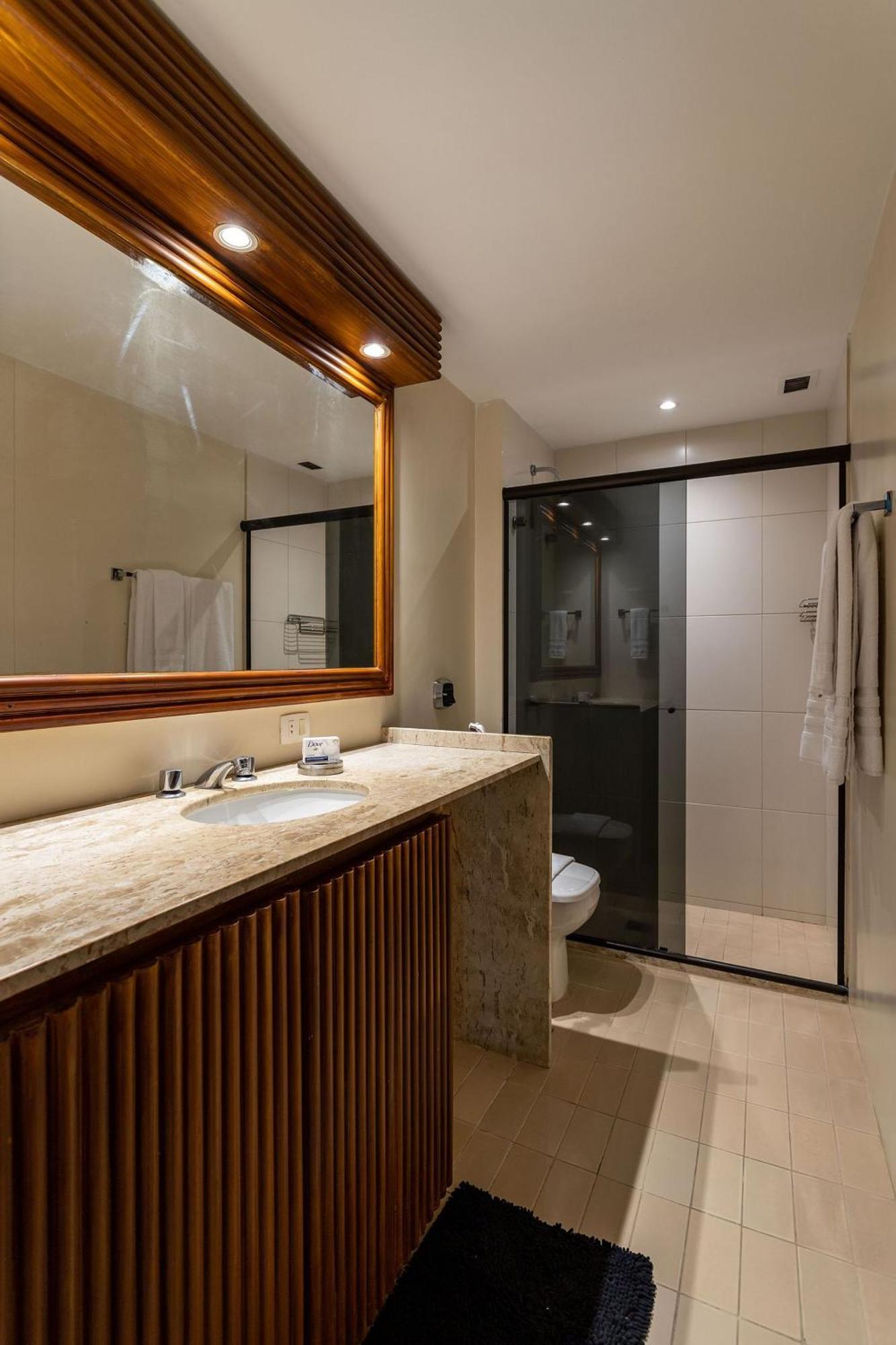 Leblon Beachfront Oasis: Ocean Views, Christ Statue Vista & Daily Housekeeping Apartment Rio de Janeiro