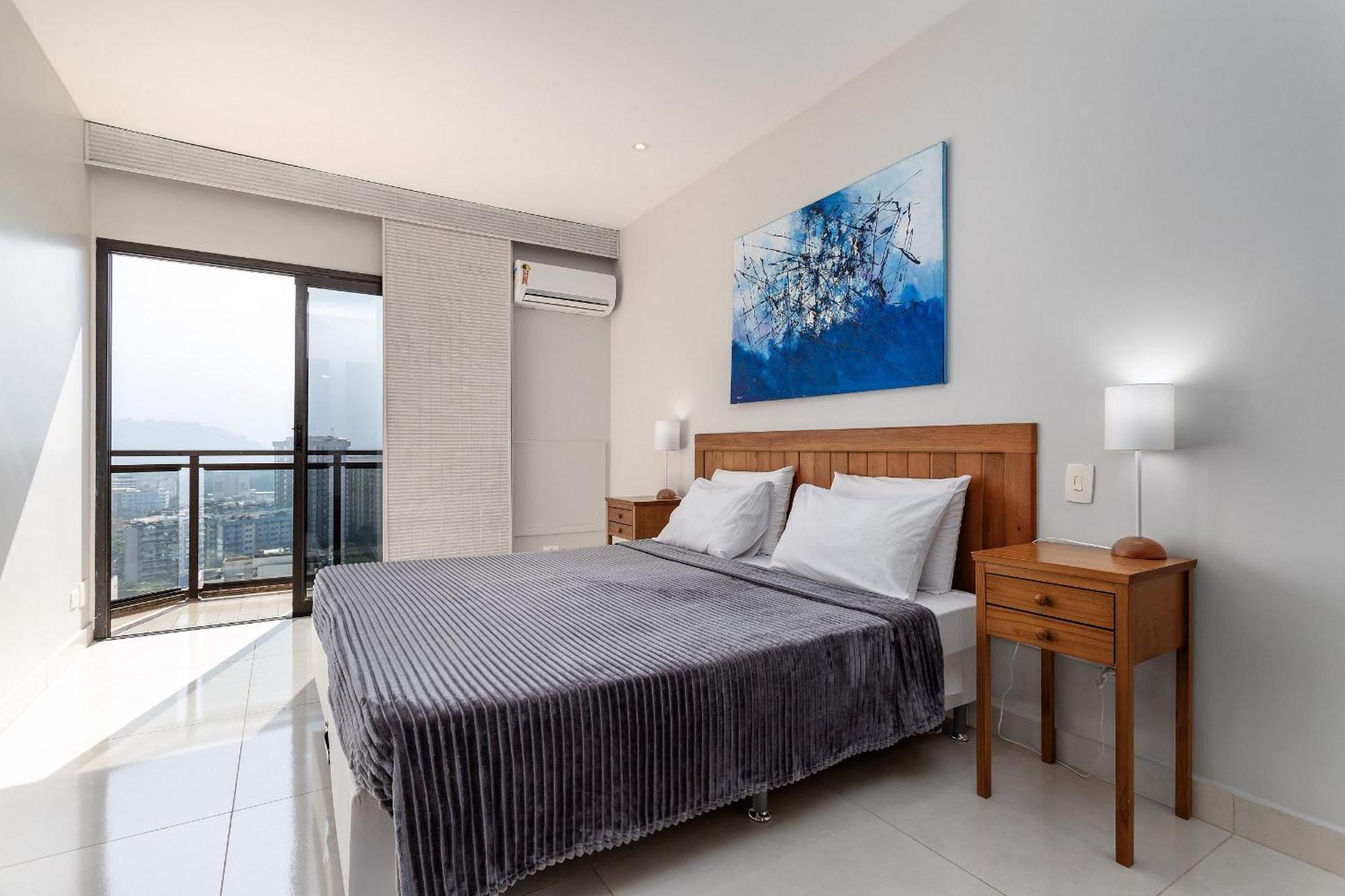 Leblon Beachfront Oasis: Ocean Views, Christ Statue Vista & Daily Housekeeping Apartment