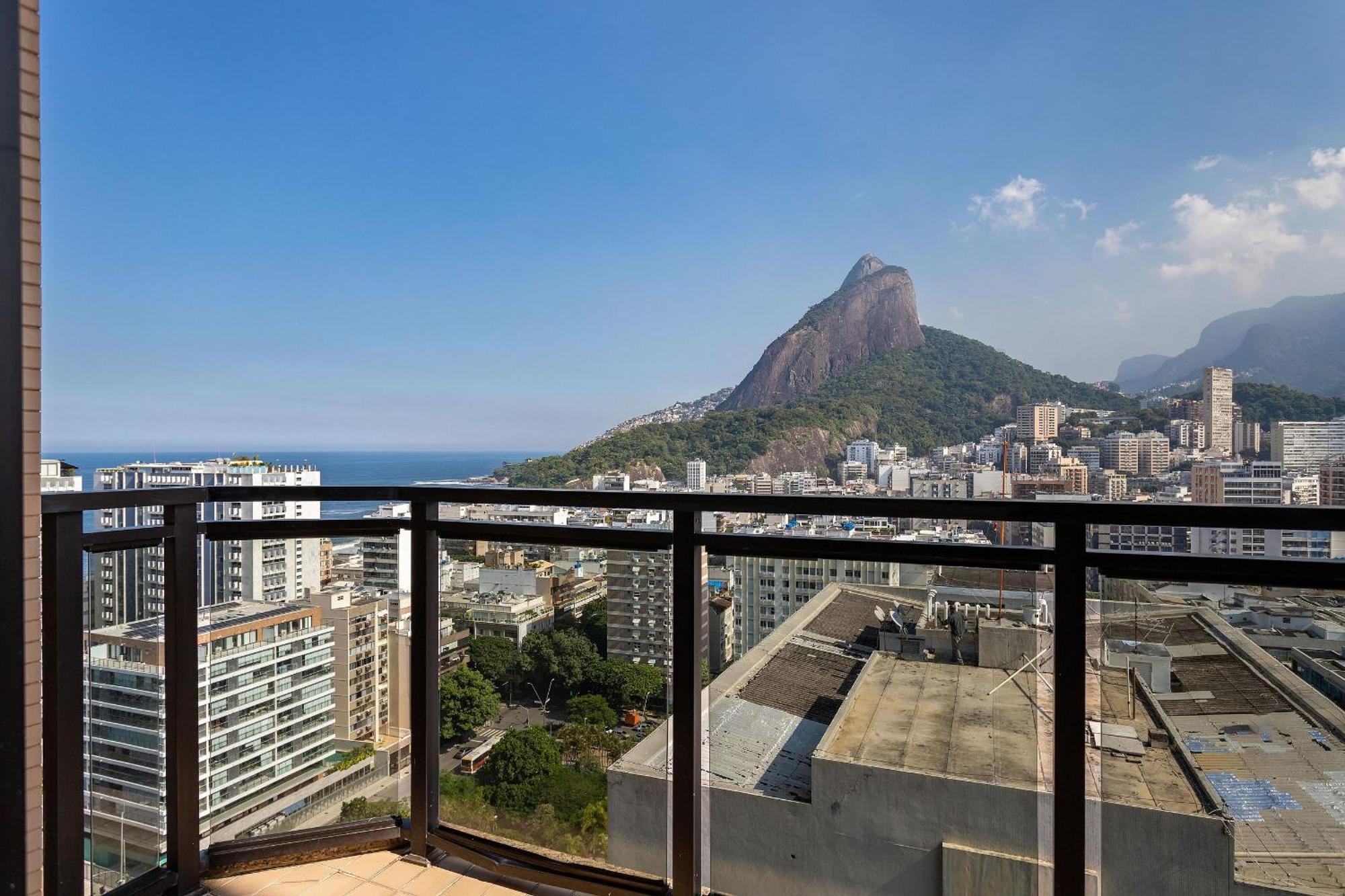 Leblon Beachfront Oasis: Ocean Views, Christ Statue Vista & Daily Housekeeping * Rio de Janeiro