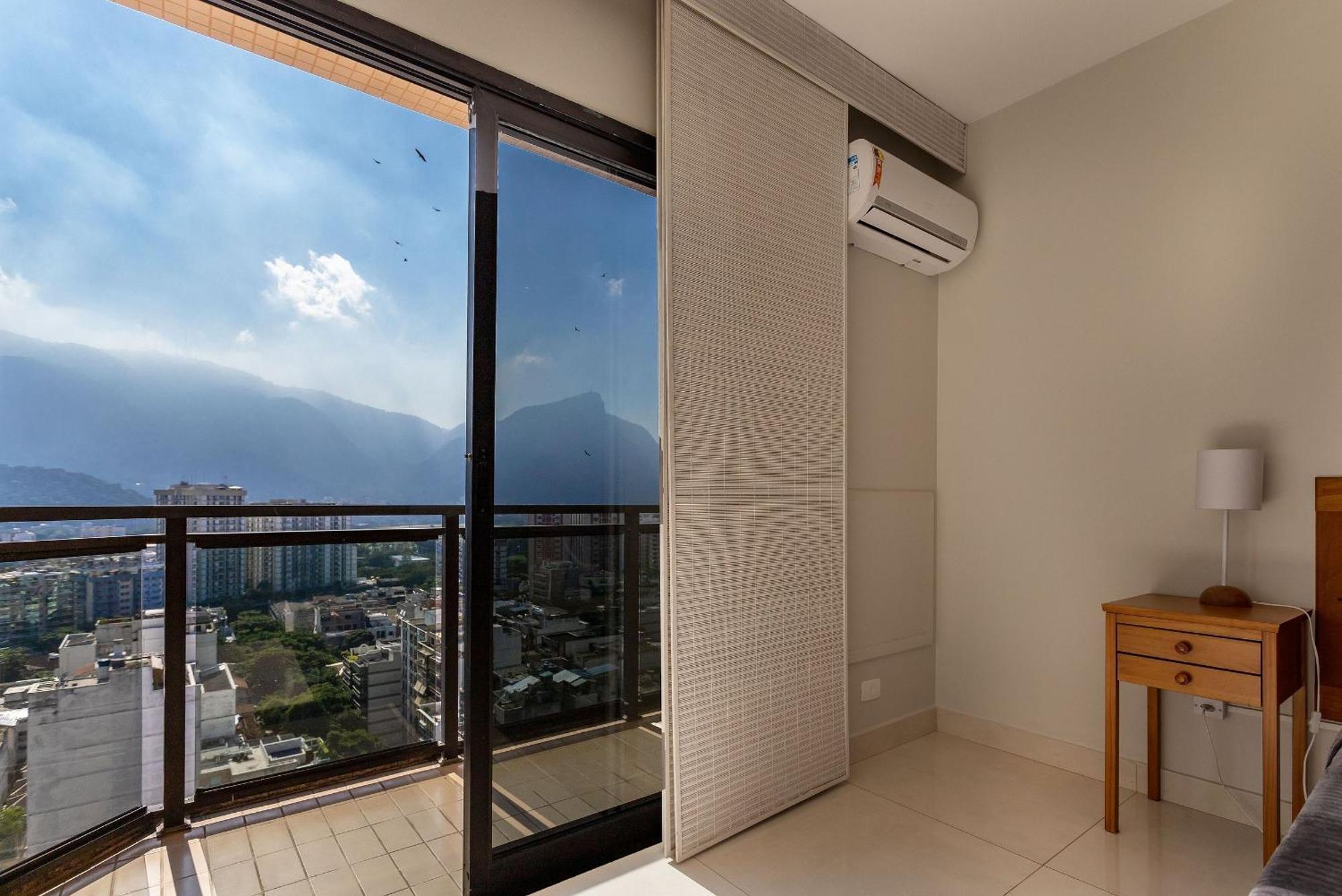 Leblon Beachfront Oasis: Ocean Views, Christ Statue Vista & Daily Housekeeping Apartment *