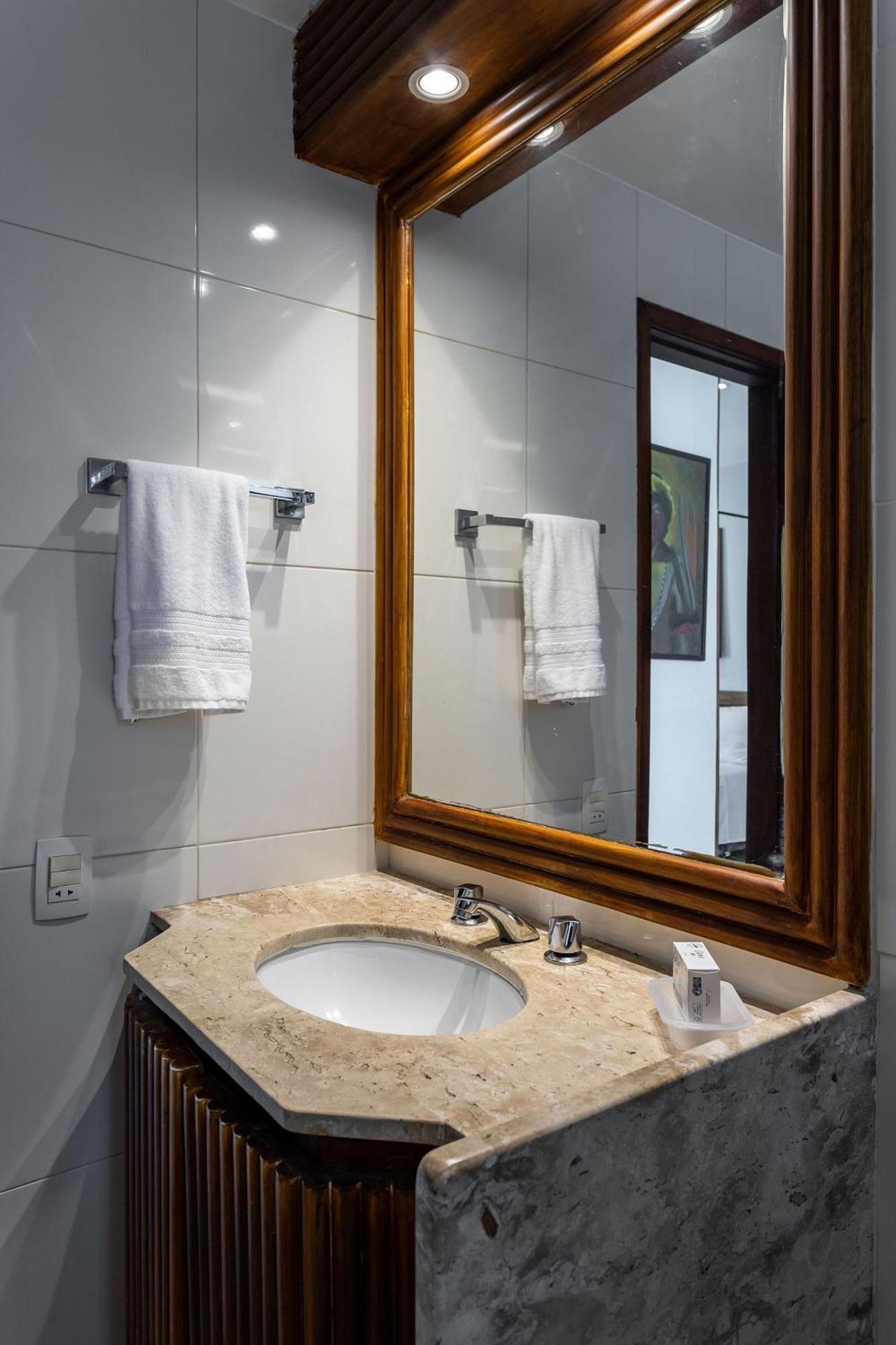 Leblon Beachfront Oasis: Ocean Views, Christ Statue Vista & Daily Housekeeping Apartment *