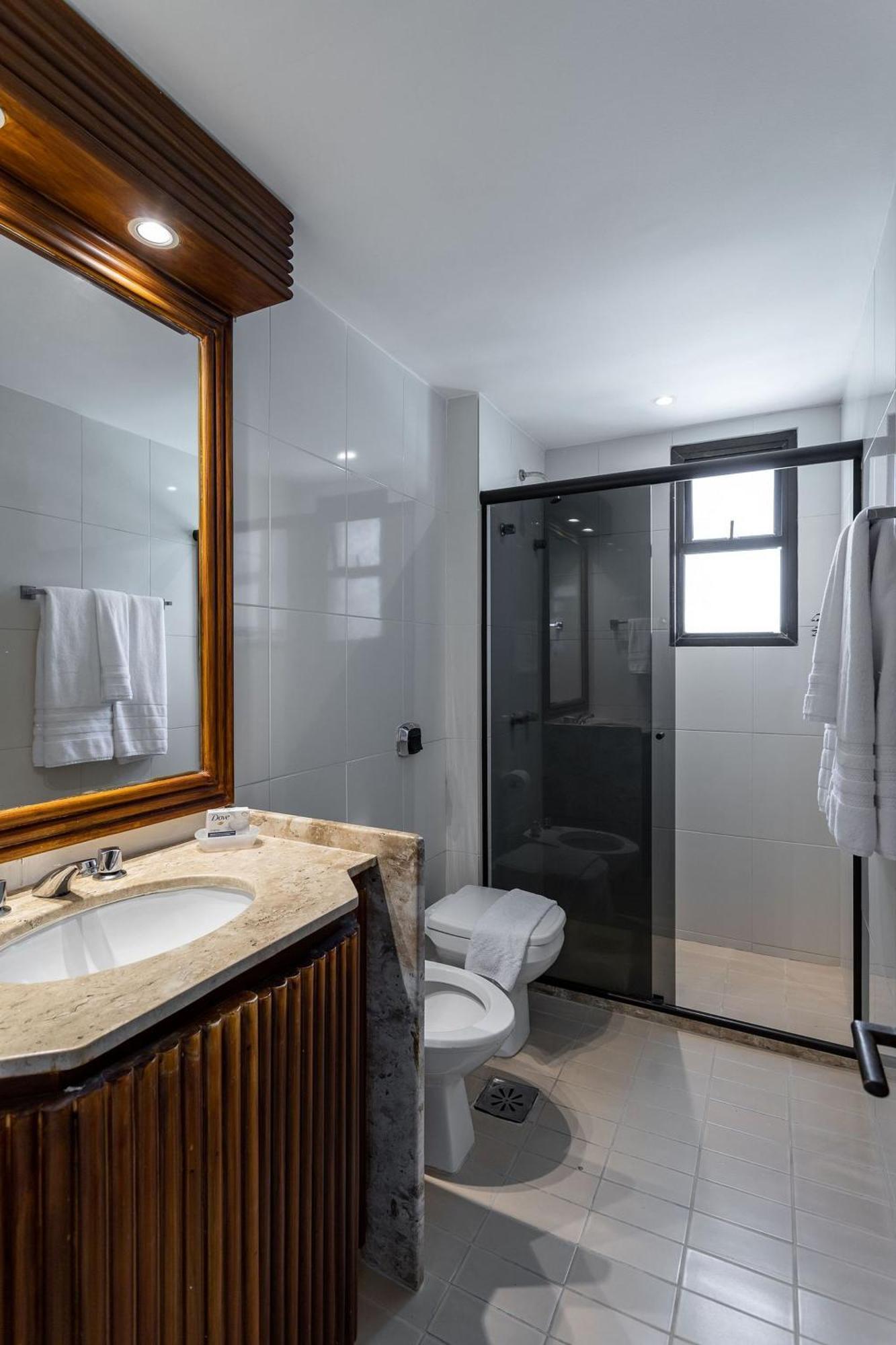 Leblon Beachfront Oasis: Ocean Views, Christ Statue Vista & Daily Housekeeping Rio de Janeiro