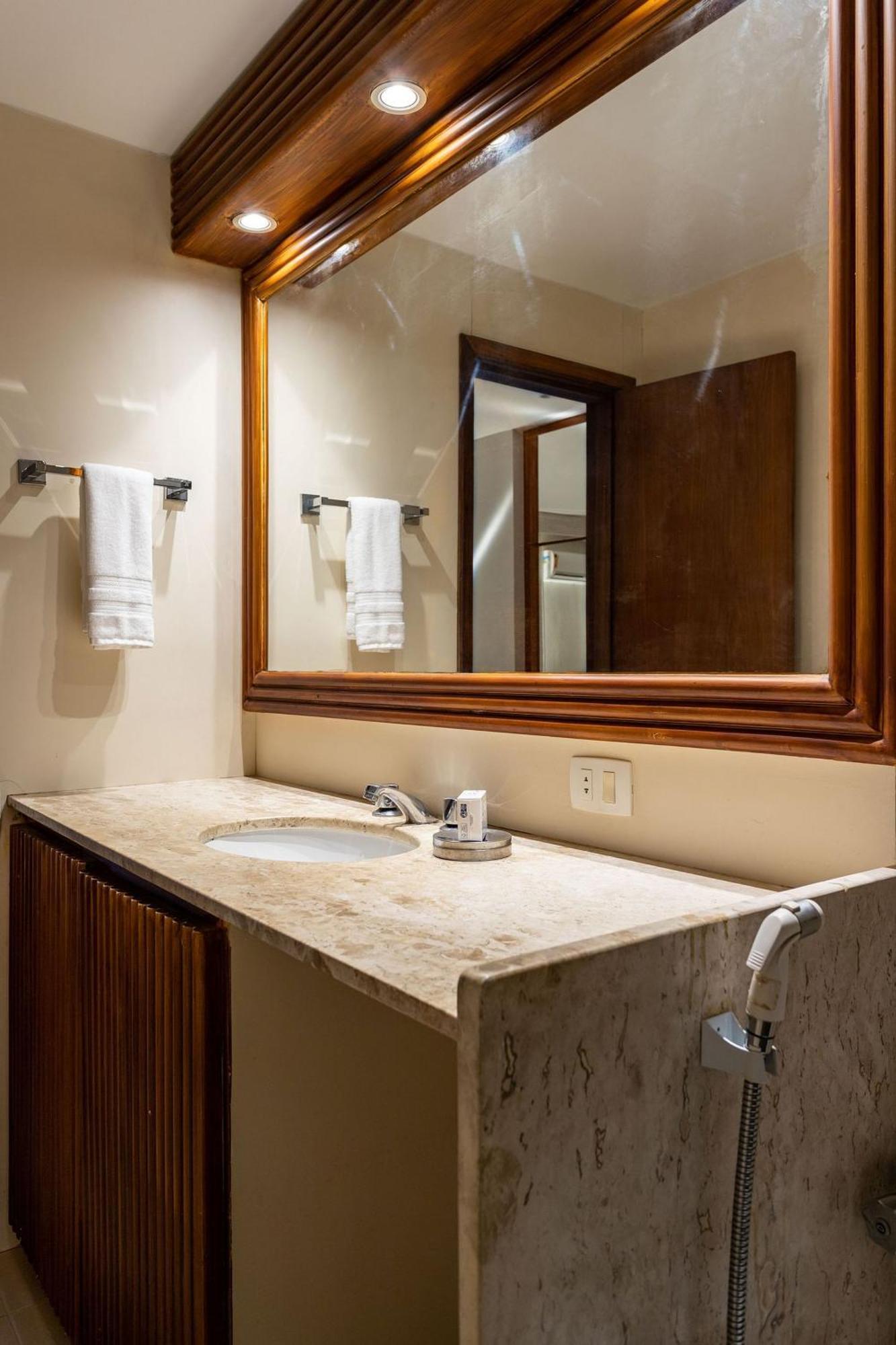 Apartment Leblon Beachfront Oasis: Ocean Views, Christ Statue Vista & Daily Housekeeping