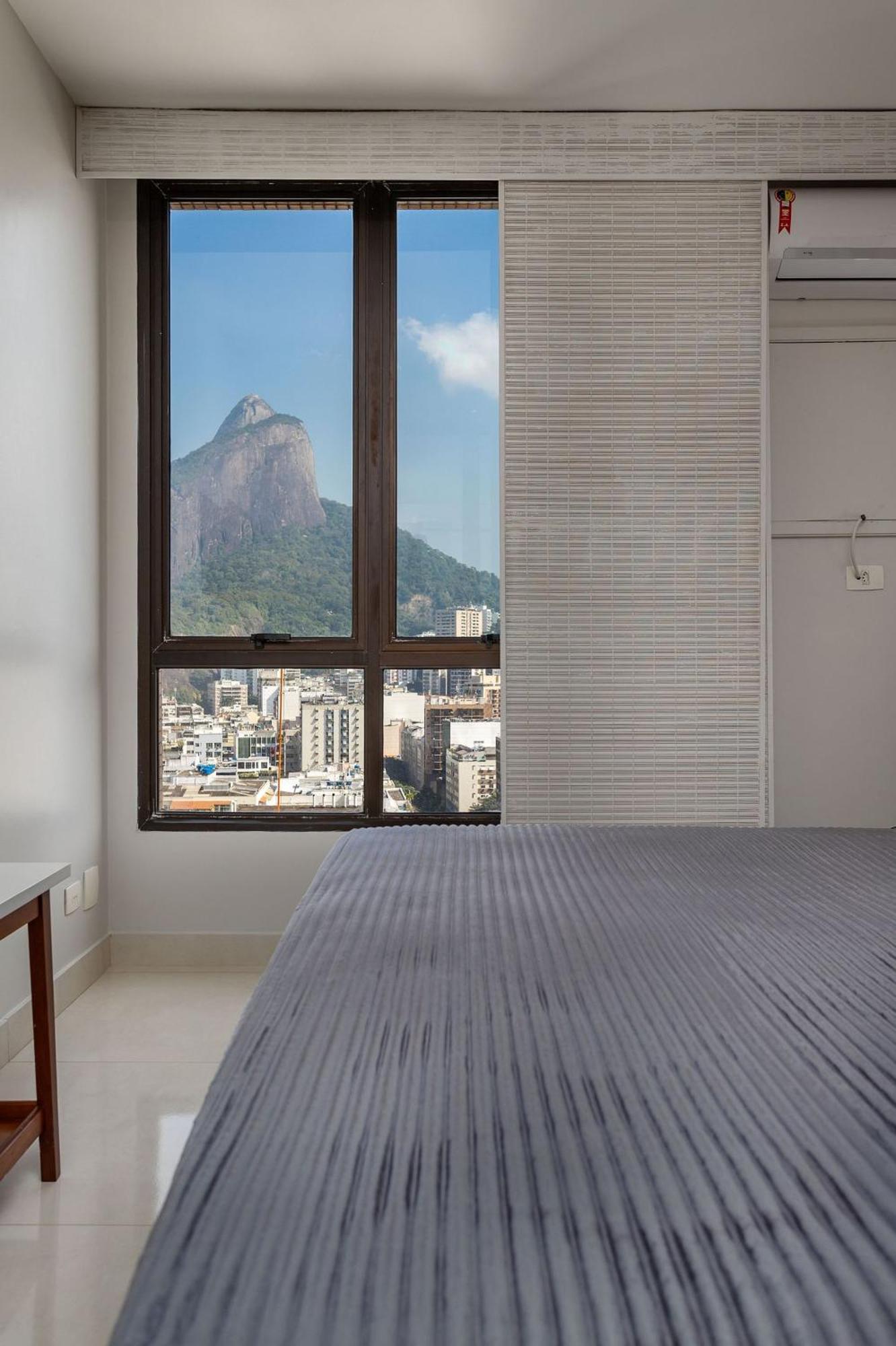 Apartment Leblon Beachfront Oasis: Ocean Views, Christ Statue Vista & Daily Housekeeping Rio de Janeiro