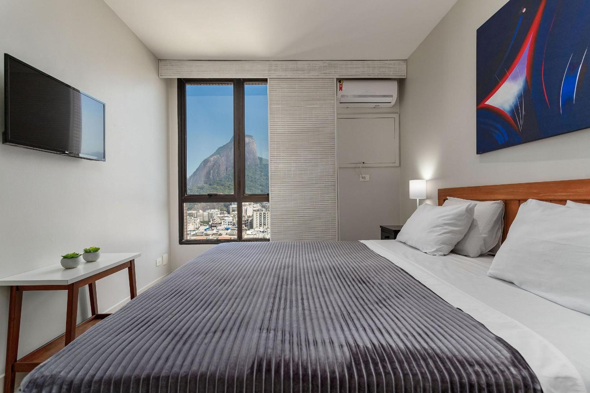 Leblon Beachfront Oasis: Ocean Views, Christ Statue Vista & Daily Housekeeping Rio de Janeiro