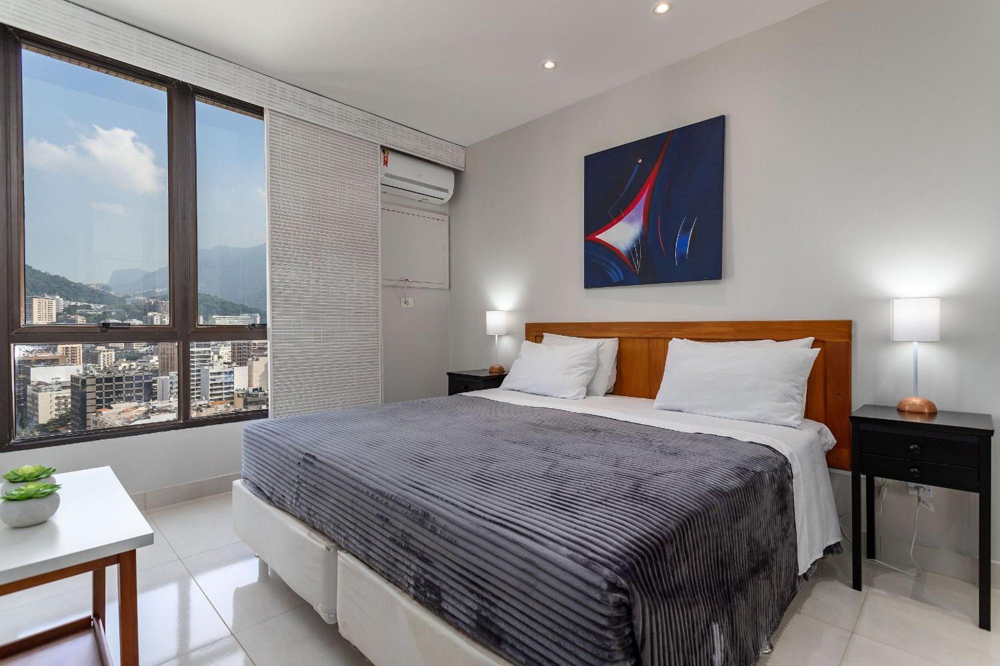 Leblon Beachfront Oasis: Ocean Views, Christ Statue Vista & Daily Housekeeping