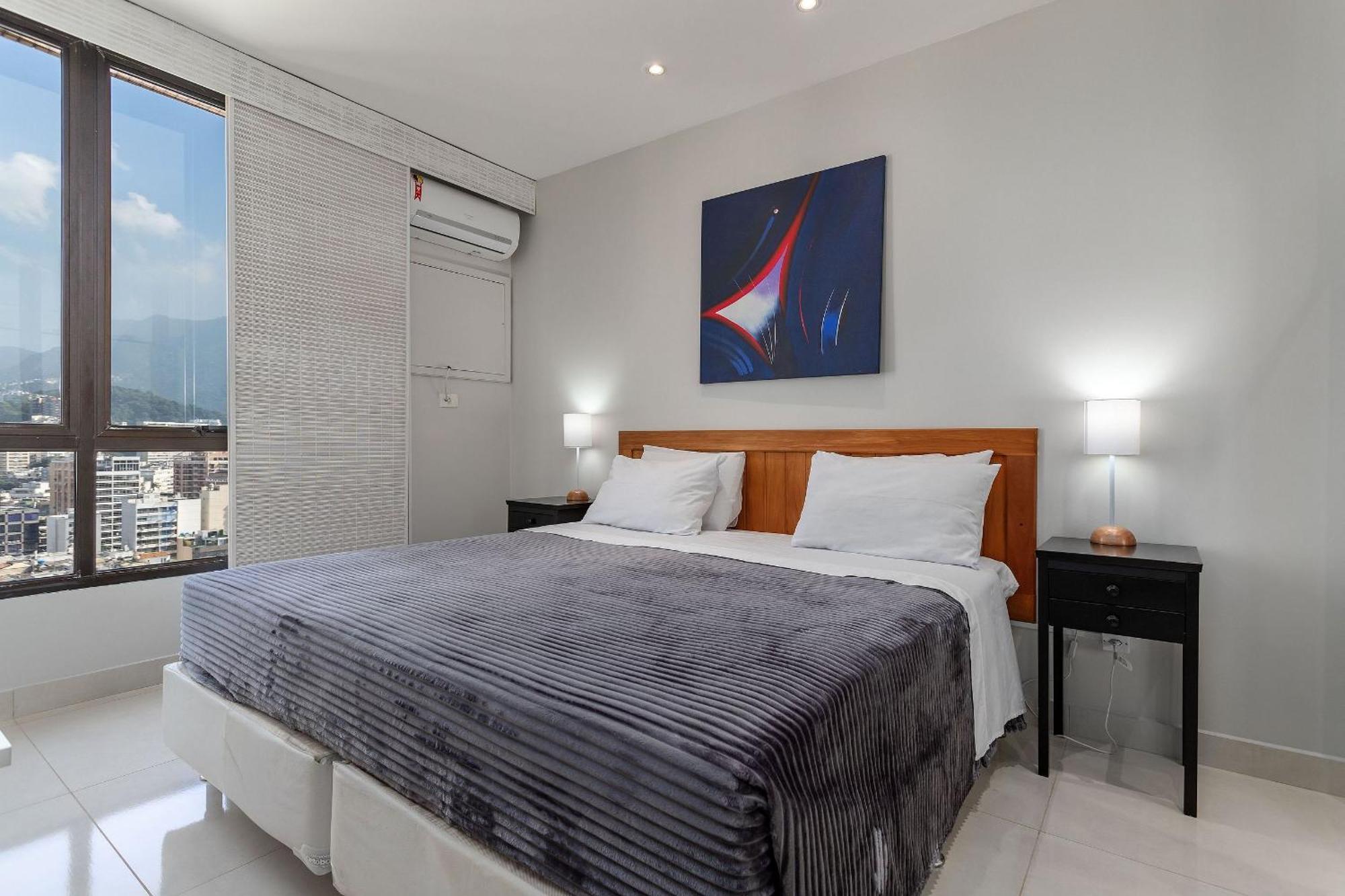 Leblon Beachfront Oasis: Ocean Views, Christ Statue Vista & Daily Housekeeping Apartment