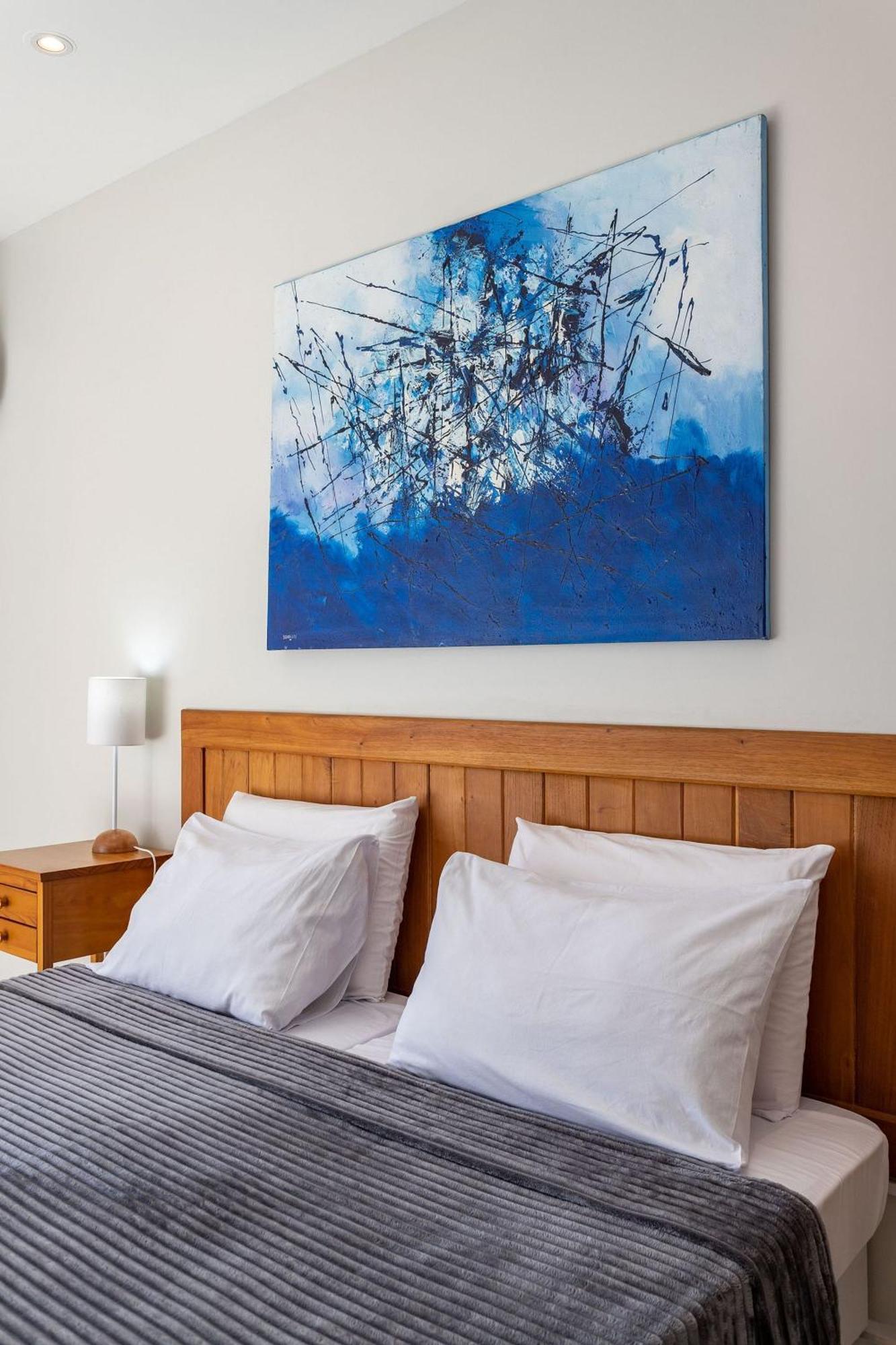Apartment Leblon Beachfront Oasis: Ocean Views, Christ Statue Vista & Daily Housekeeping