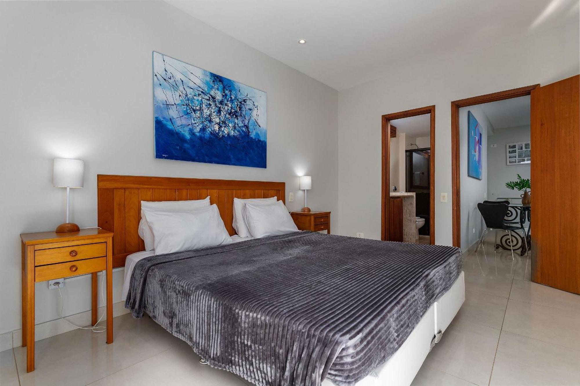 Apartment Leblon Beachfront Oasis: Ocean Views, Christ Statue Vista & Daily Housekeeping *