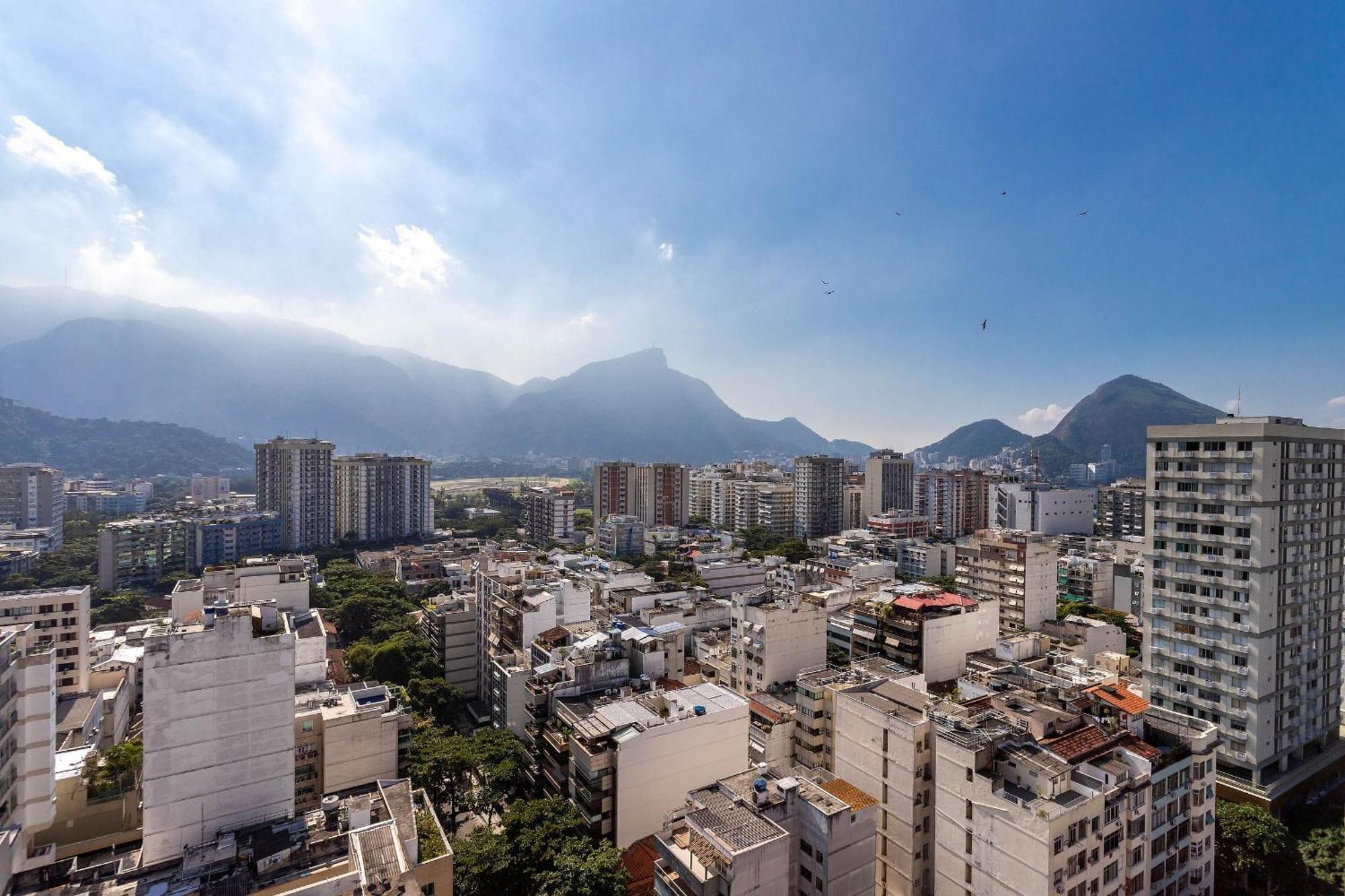 Leblon Beachfront Oasis: Ocean Views, Christ Statue Vista & Daily Housekeeping Apartment Rio de Janeiro