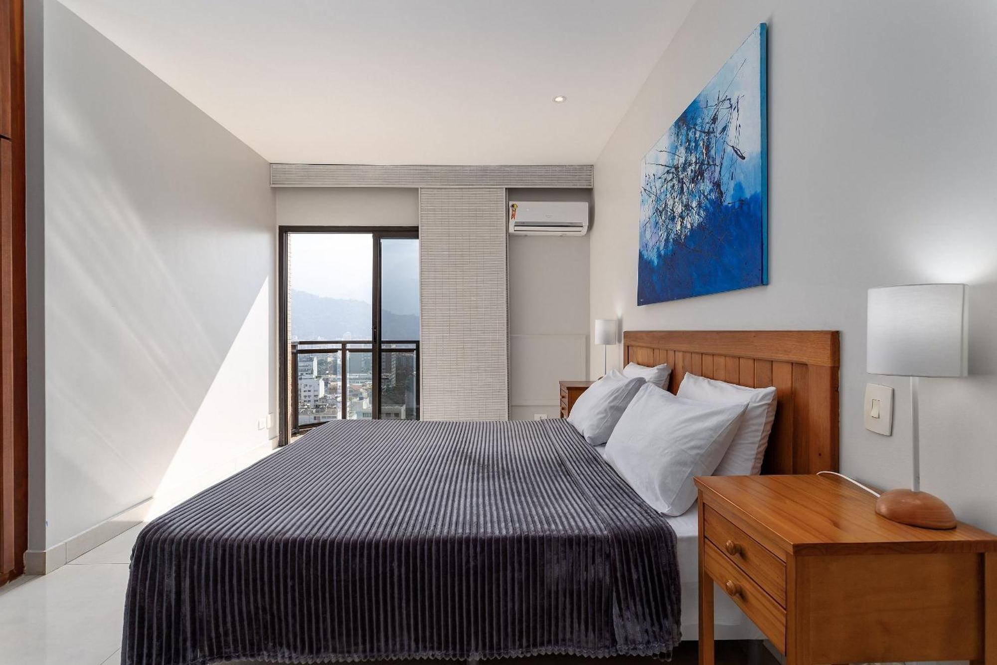Leblon Beachfront Oasis: Ocean Views, Christ Statue Vista & Daily Housekeeping Rio de Janeiro