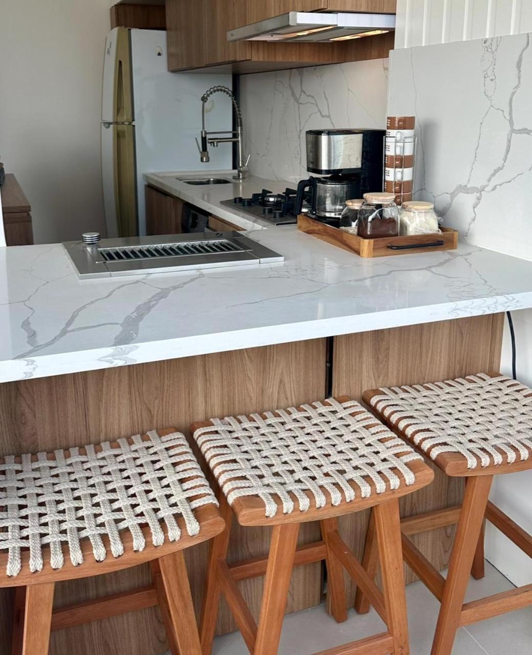 Lindo Apto No Lugar Da Barra Da Tijuca! Com Uma Vista De Tirar O Folego, Frente O Mar! Totalmente Equipado E Decorado Ao Lado Dos Melhores E Quiosques Da Barra! Portaria 24h, Piscina, Sauna, Jacuzzi, Academia, Garagem, Wi-fi, Lavan * Rio de Janeiro