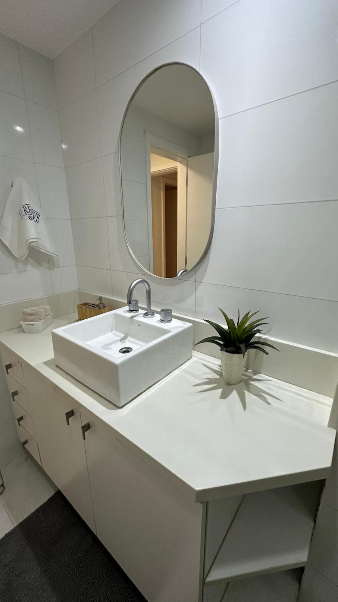 Lindo Apto No Lugar Da Barra Da Tijuca! Com Uma Vista De Tirar O Folego, Frente O Mar! Totalmente Equipado E Decorado Ao Lado Dos Melhores E Quiosques Da Barra! Portaria 24h, Piscina, Sauna, Jacuzzi, Academia, Garagem, Wi-fi, Lavan Rio de Janeiro