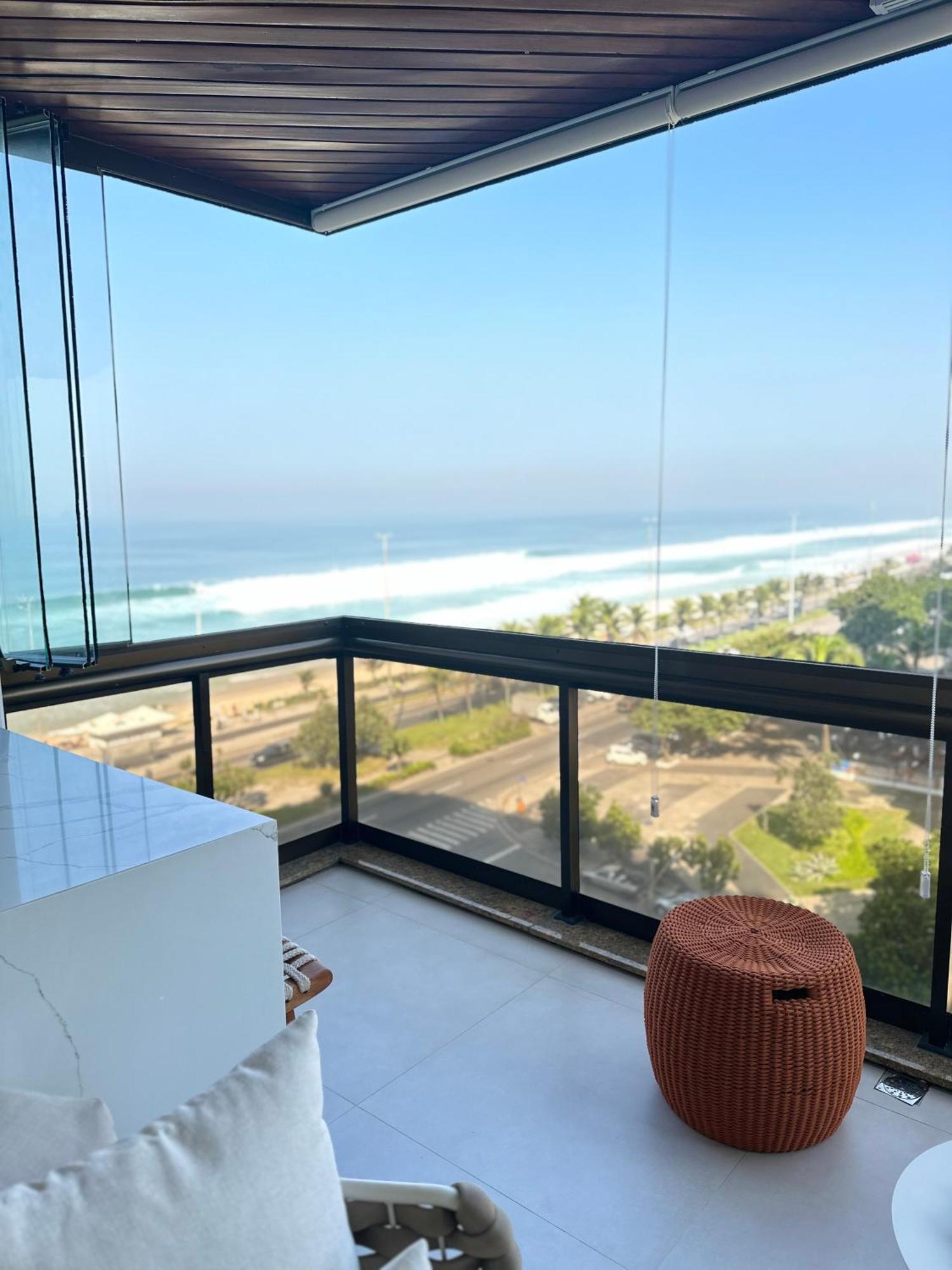 Lindo Apto No Lugar Da Barra Da Tijuca! Com Uma Vista De Tirar O Folego, Frente O Mar! Totalmente Equipado E Decorado Ao Lado Dos Melhores E Quiosques Da Barra! Portaria 24h, Piscina, Sauna, Jacuzzi, Academia, Garagem, Wi-fi, Lavan * Rio de Janeiro